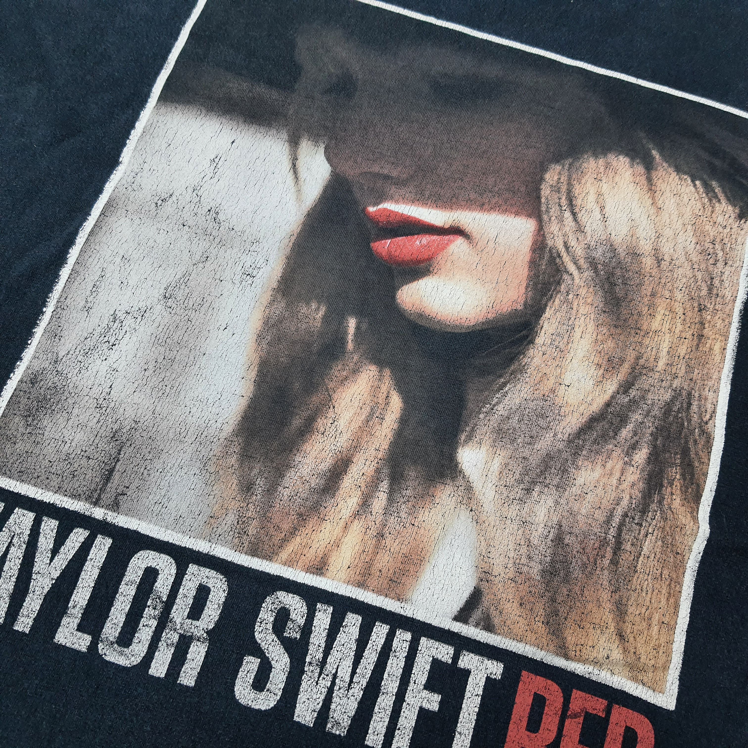 Band Tees Vintage Taylor Swift Red Tour Photo Tee C259N45 Size US L / EU 52-54 / 3 - 2 Thumbnail