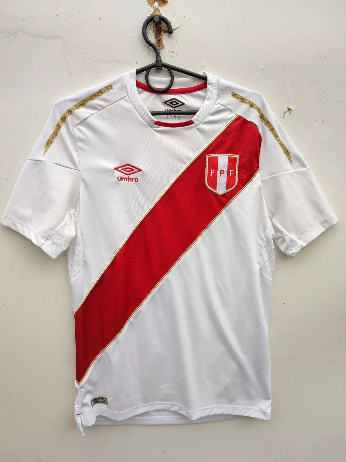 Umbro PERU 2018 UMBRO HOME FOOTBALL Kit SHIRT SOCCER JERSEY Size US S / EU 44-46 / 1 - 5 Thumbnail