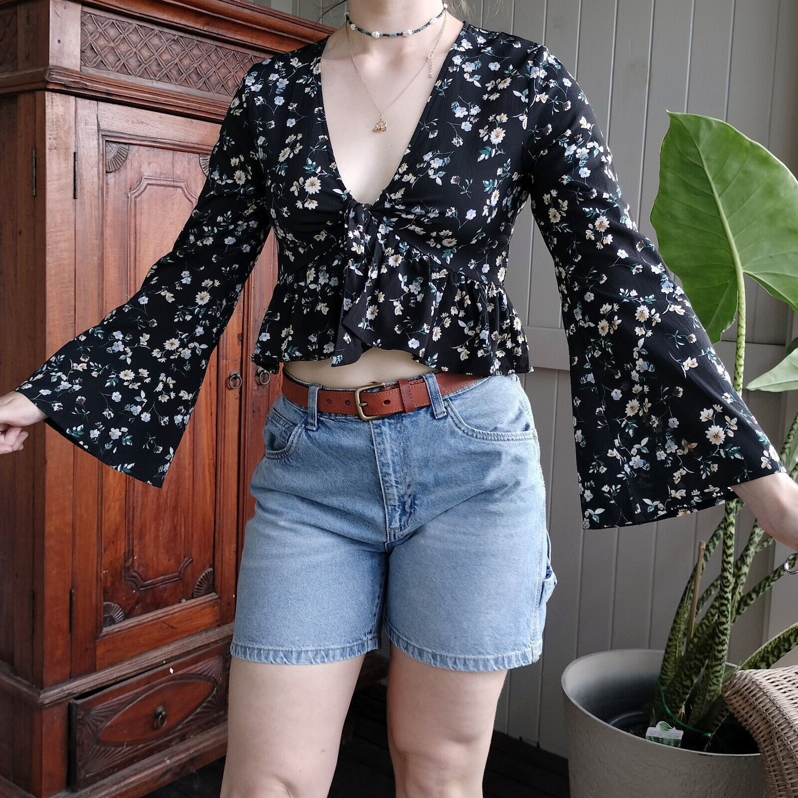 Designer 8 Birdies Crop Top Floral Bell Sleeve Tie Front Plunge Size M / US 6-8 / IT 42-44 - 4 Thumbnail