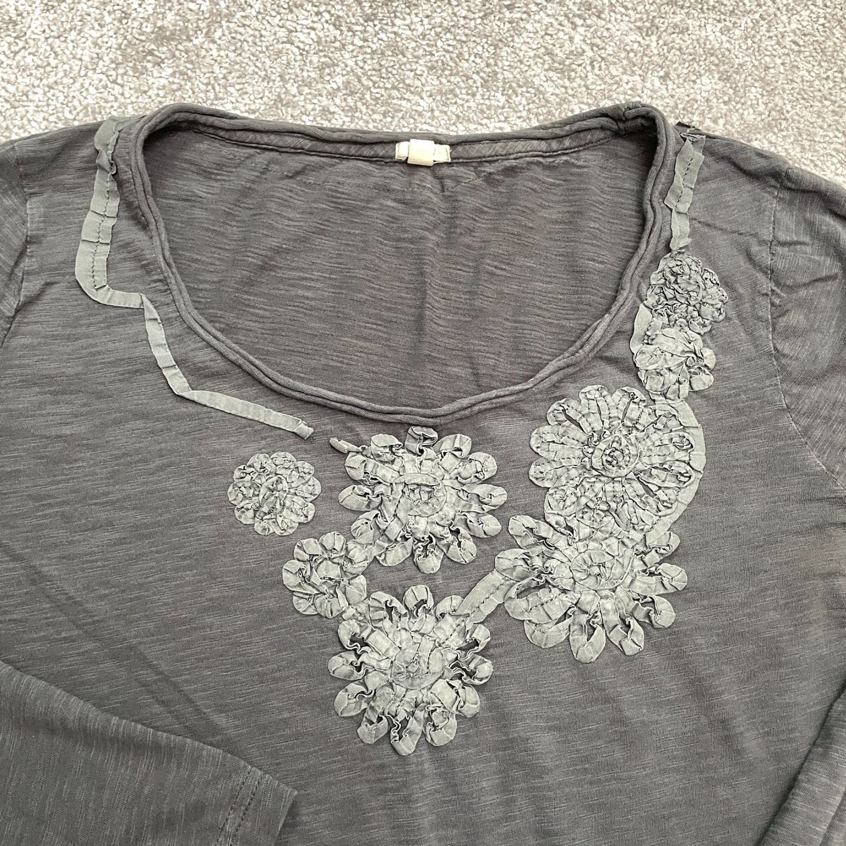 J.Crew VINTAGE J.Crew Floral Applique Long Sleeve Blouse Women Medium Gray Knit All Seasons Casual Size M / US 6-8 / IT 42-44 - 3 Thumbnail