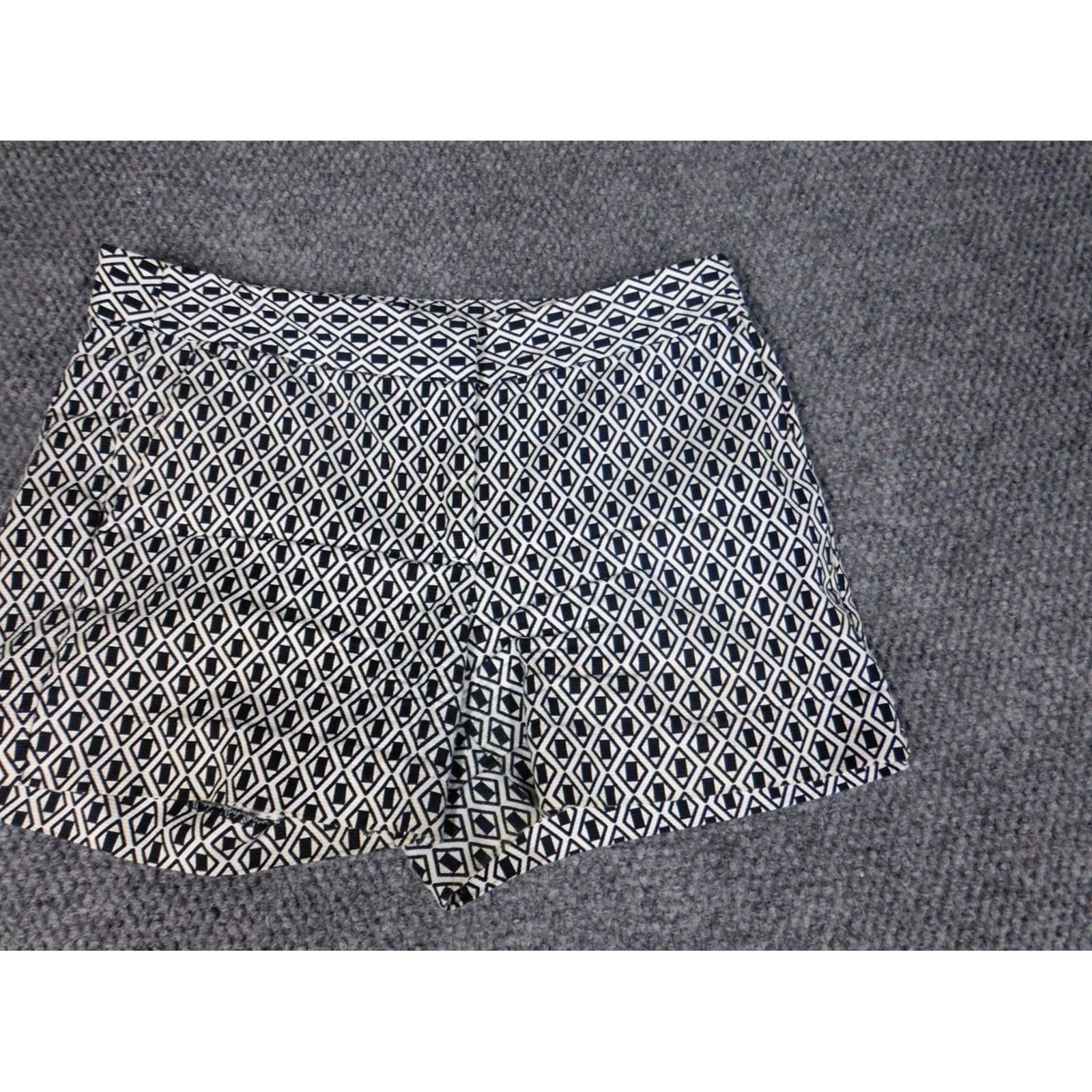 Vintage Joe Fresh Womens Shorts 2 White chino Floral Casual Mid Rise Flat Front Cotton Spandex Knit Slimming Walking Regular Zip Front Size 30" / US 8 / IT 44 - 3 Thumbnail