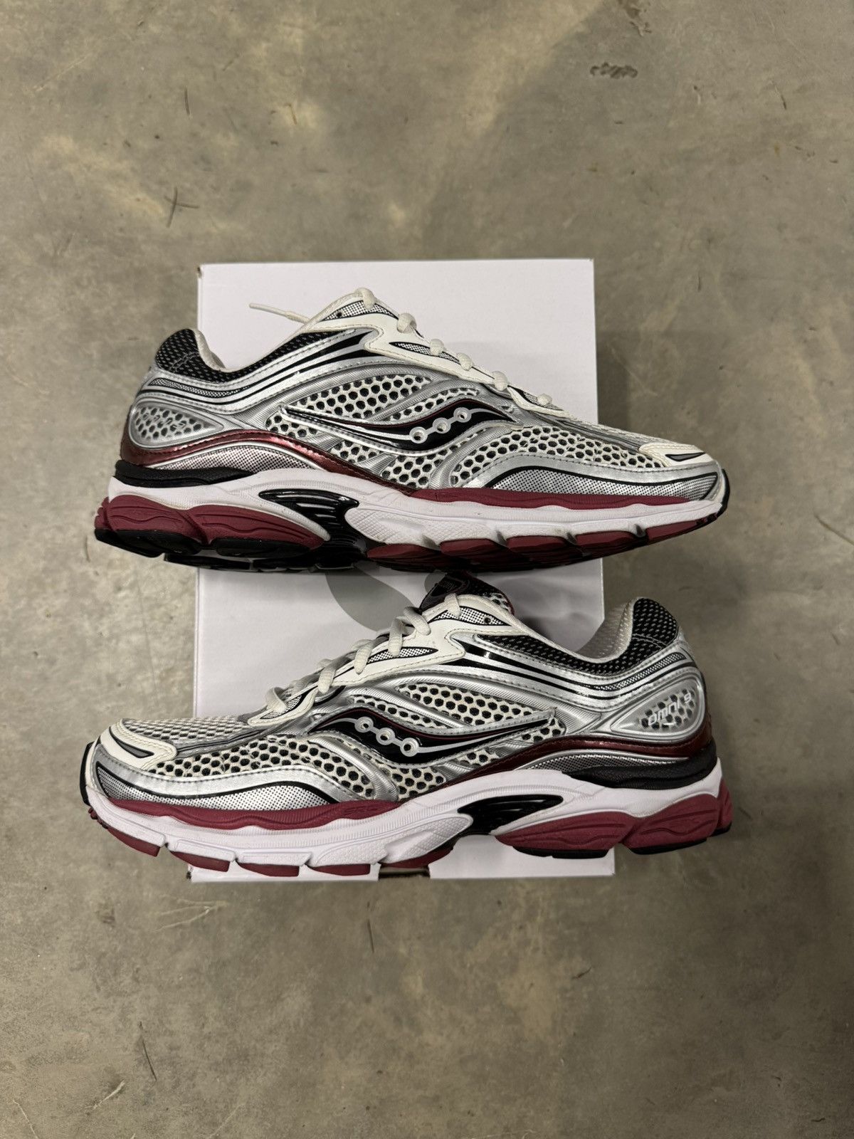 Saucony Saucony Progrid Omni 9 White Grey Red Size 10.5 Size US 10.5 / EU 43-44 - 2 Thumbnail