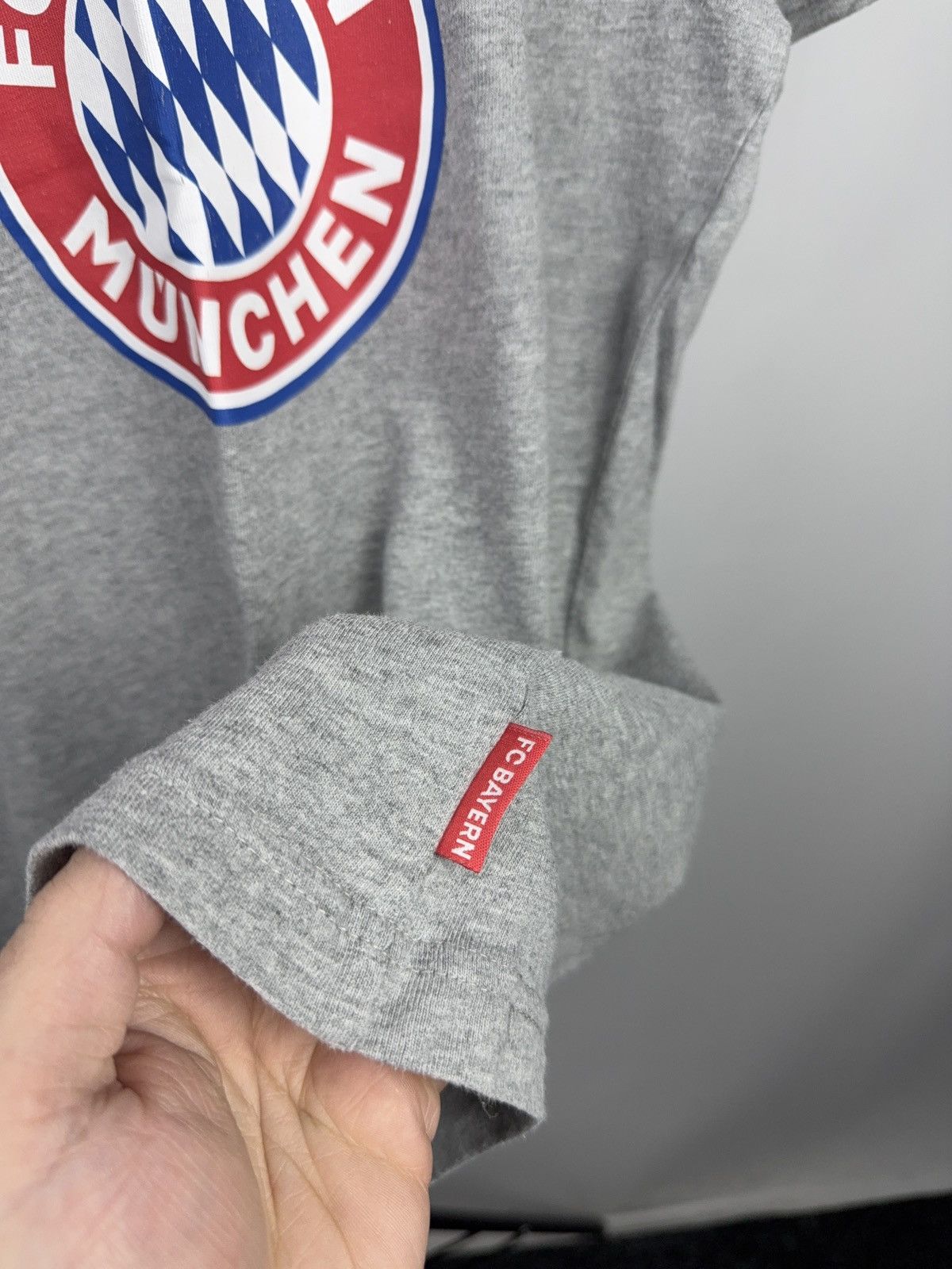 Vintage FC Bayern Munich MIA SAN MIA Crest Graphic T-Shirt Size US S / EU 44-46 / 1 - 2 Thumbnail