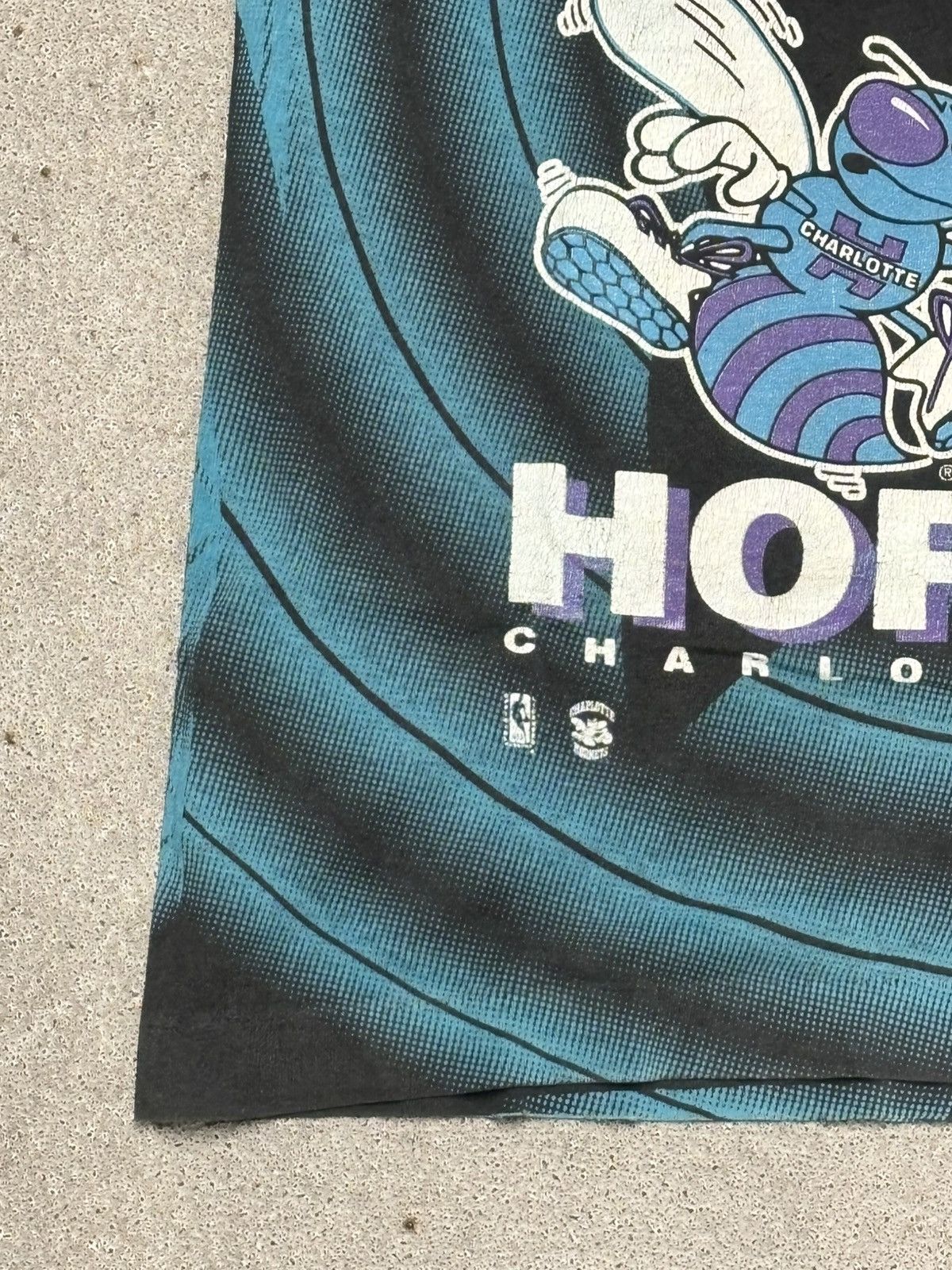 NBA 1990s (SLIGHTLY DISTRESSED) NBA CHARLOTTTE HORNETS TSHIRT Size US XL / EU 56 / 4 - 10 Thumbnail