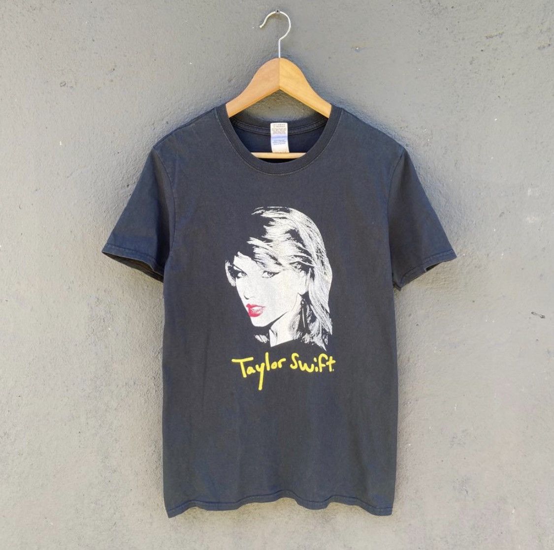 image of Gildan x Rap Tees Thrashed Faded Taylor Switf Band Tee in Black, Men's (Size Medium)
