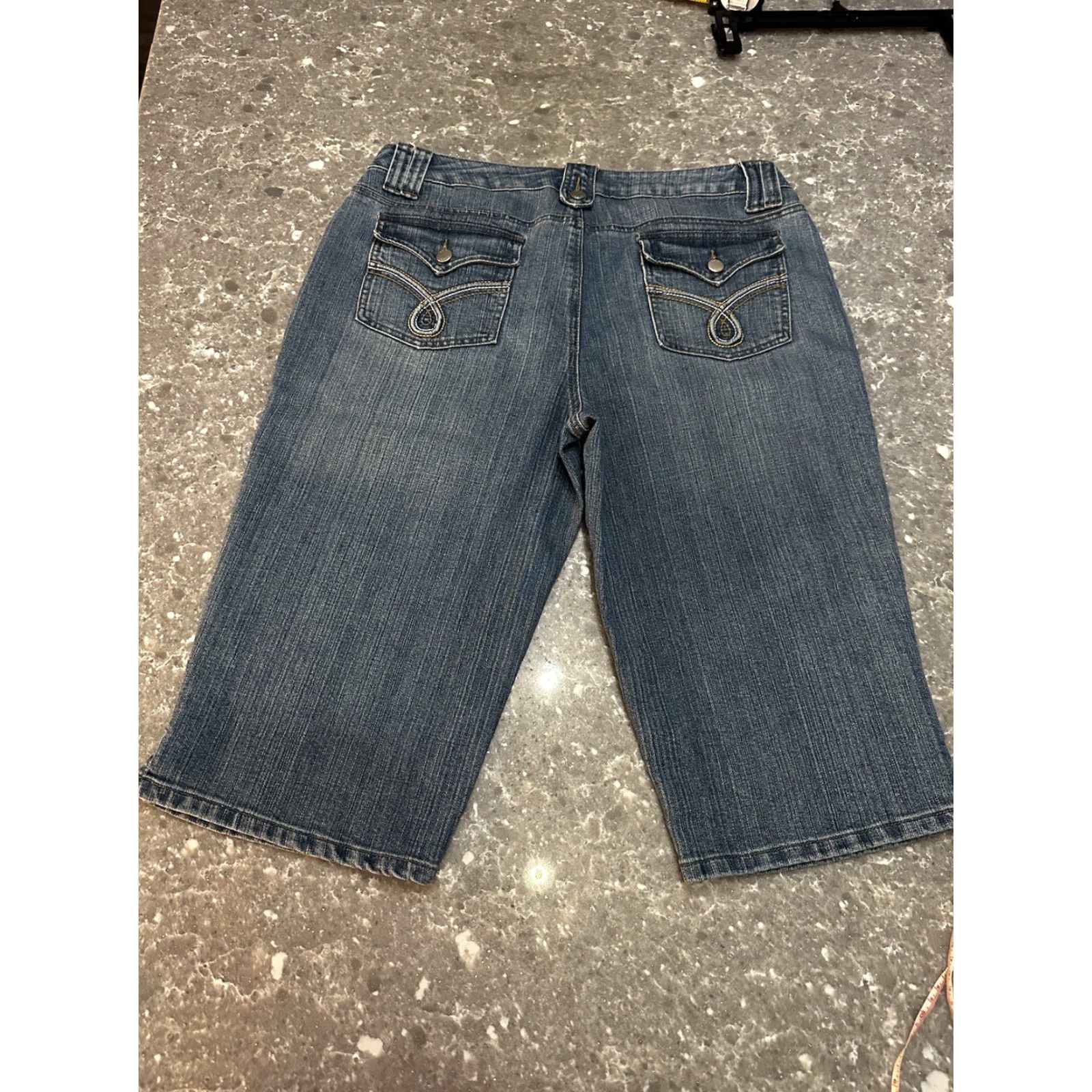 Vintage Cato Jeans Capri Shorts Mid Rise 5-Pocket Blue Denim Womens Capris Capri 16 Medium Wash Flap Pockets Belt Loops Slit Vintage No Size 38" / US 16 / IT 52 - 2 Thumbnail