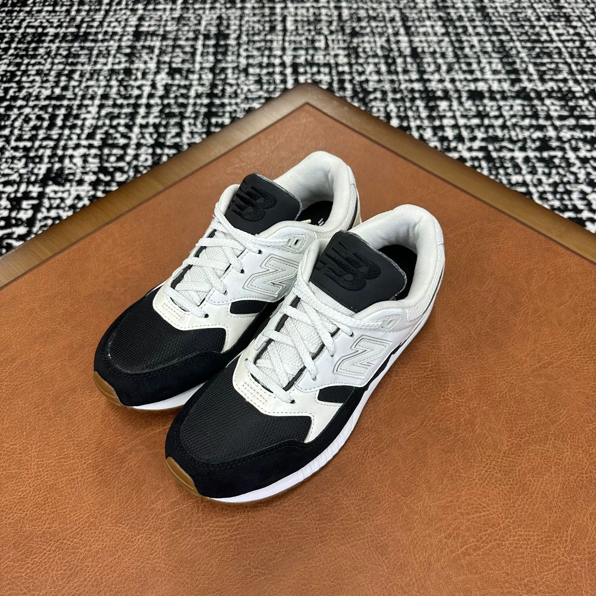 New Balance New Balance Casual White Lowtop Sneakers 7 Men Size US 7 / EU 40 - 1 Thumbnail