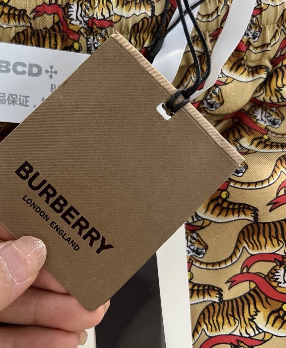 Burberry Burberry Tiger All-over Print Elastic Waist Shorts J41 Size US 30 / EU 46 - 5 Thumbnail