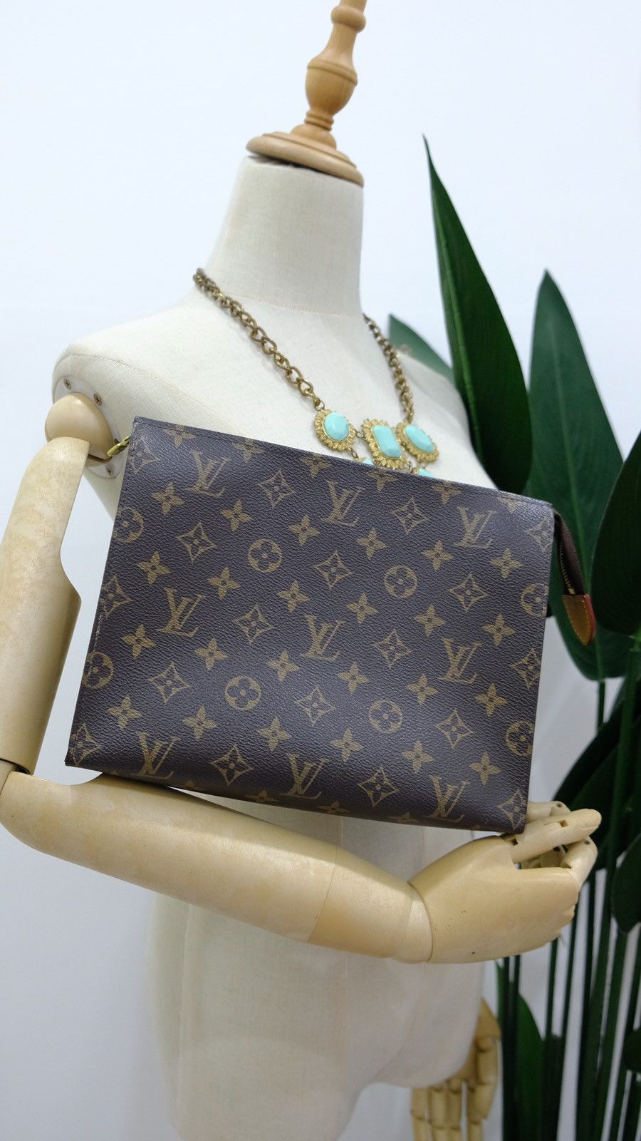LOUIS VUITTON POCHE TOILETTE