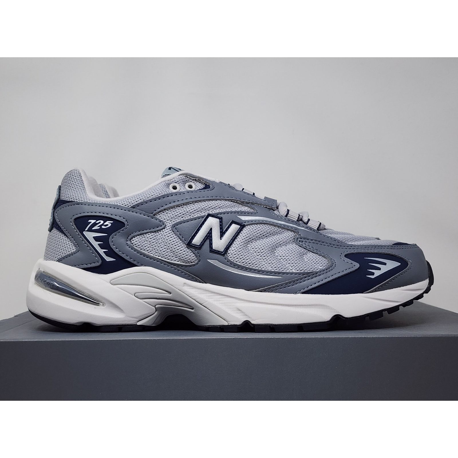 DS New Balance 725 TITANIUM NAVY ML725AJ