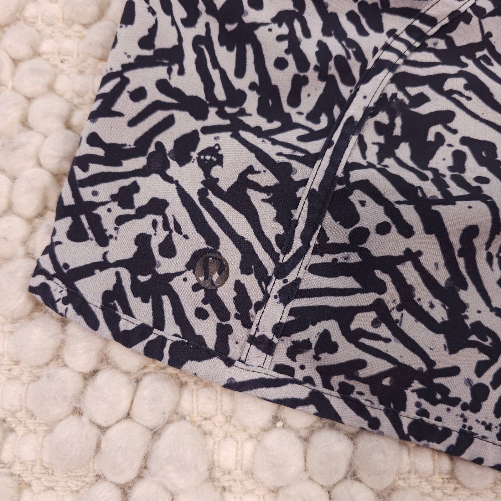 Lululemon Lululemon Tracker Short III *4-way Stretch White Black Sz 8 Size 30" / US 8 / IT 44 - 3 Thumbnail