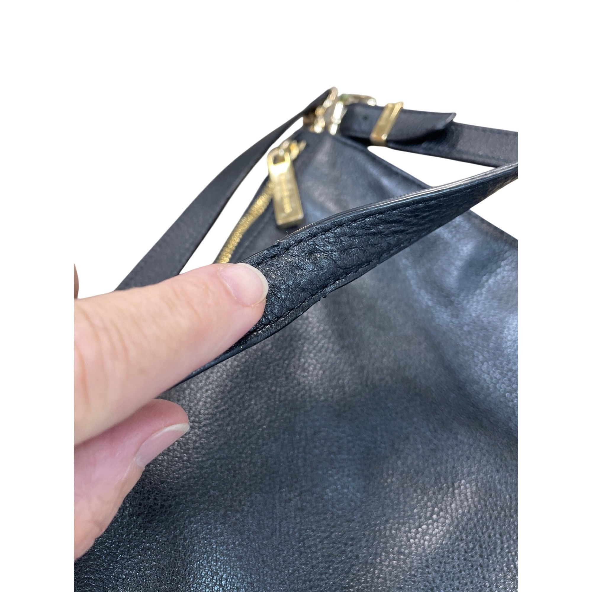 Michael Kors Michael Kors black leather pebbl;ed gold ware crossbody shou Size ONE SIZE - 10 Thumbnail
