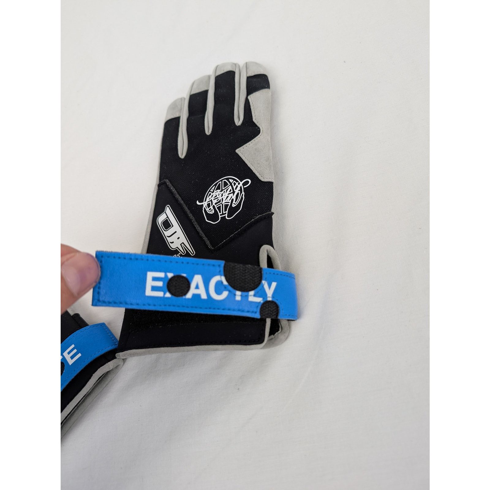 Off-White o1rshd1 Size: OS / Exact Opp Gloves in Black/White Size ONE SIZE - 5 Thumbnail