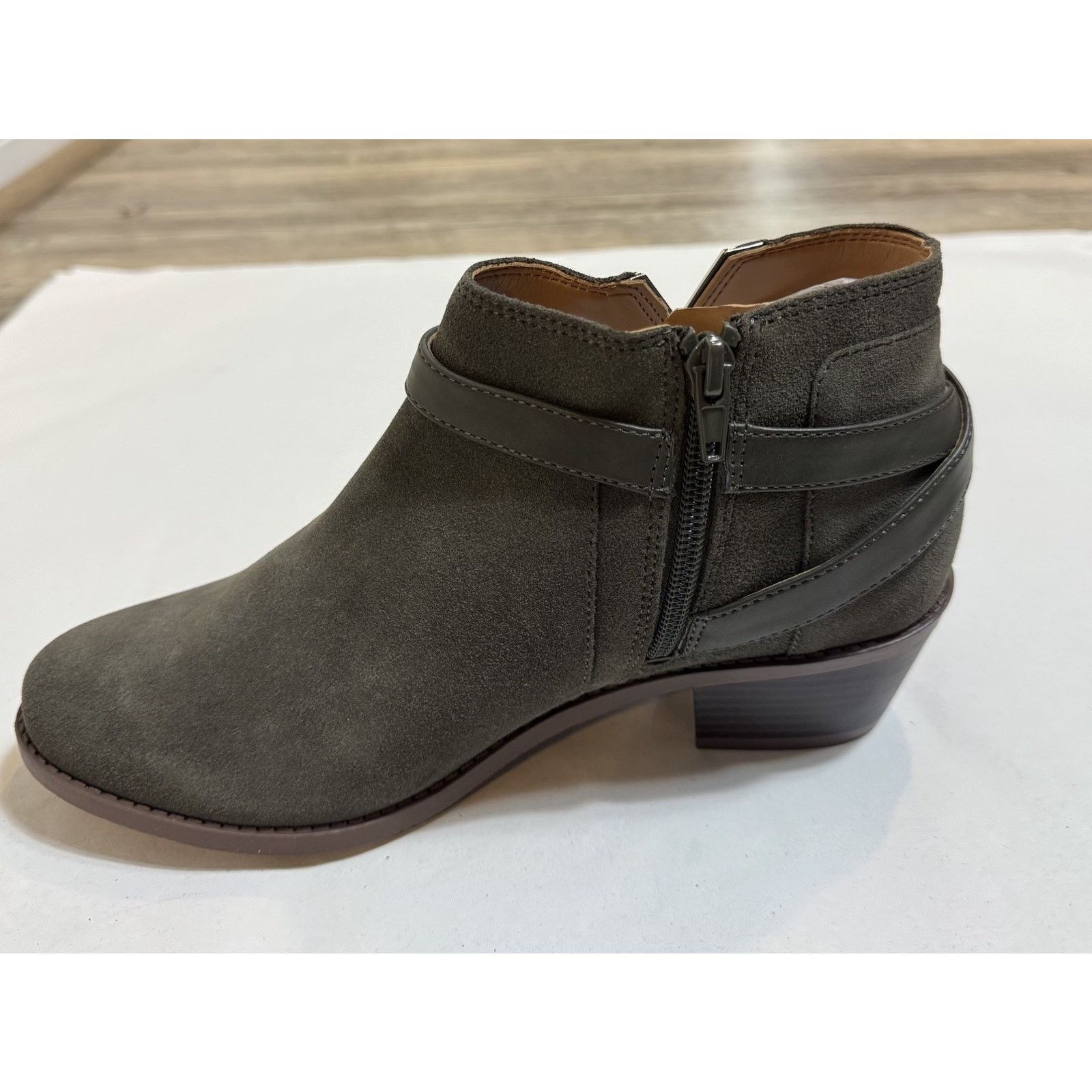 Vionic Vionic Farrah ankle boot khaki green suede Women’s Size 7.5 Size US 7.5 / IT 37.5 - 11 Thumbnail