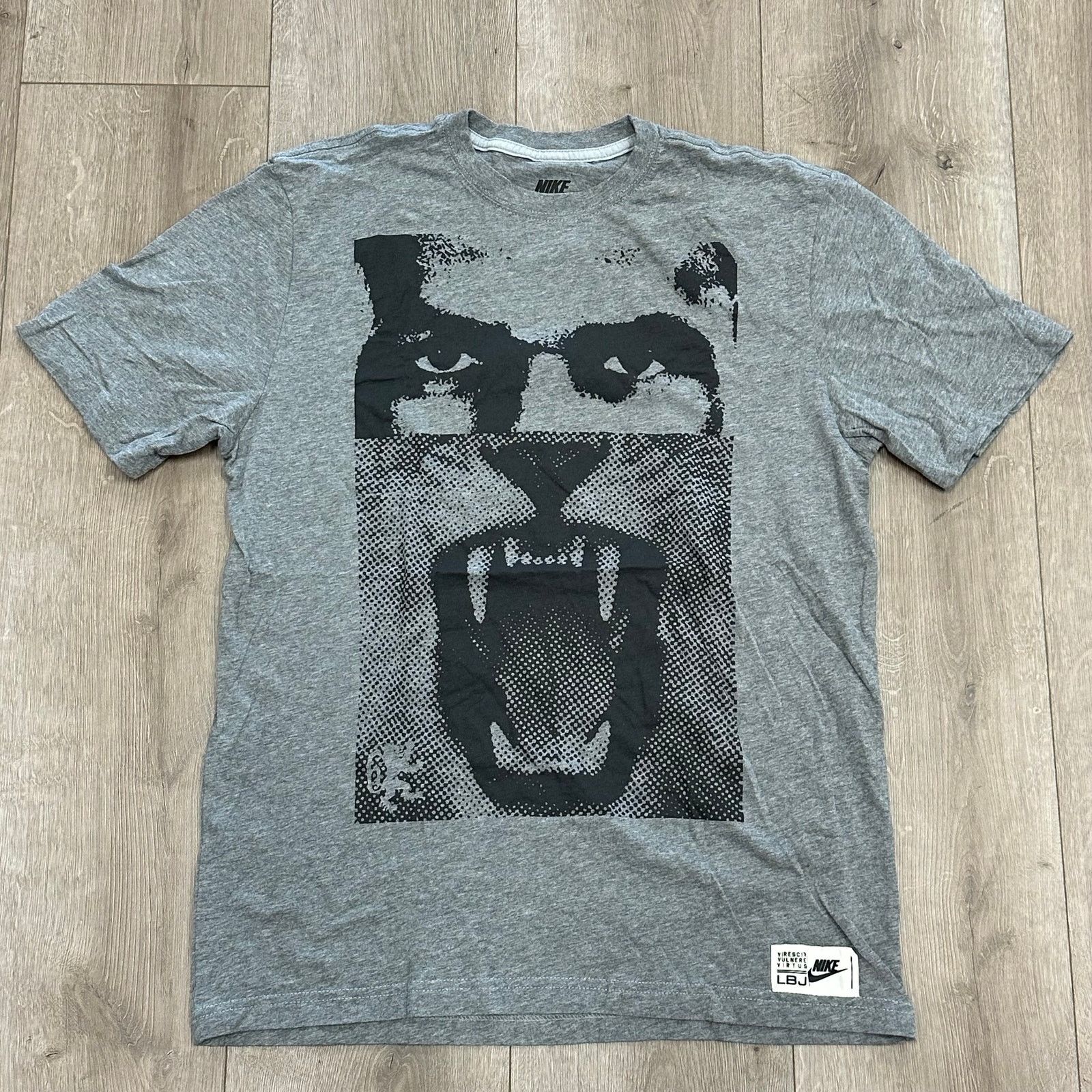 Nike Nike LeBron James Roar Lion Gray Tee T Shirt Size Large L Size US L / EU 52-54 / 3 - 1 Thumbnail