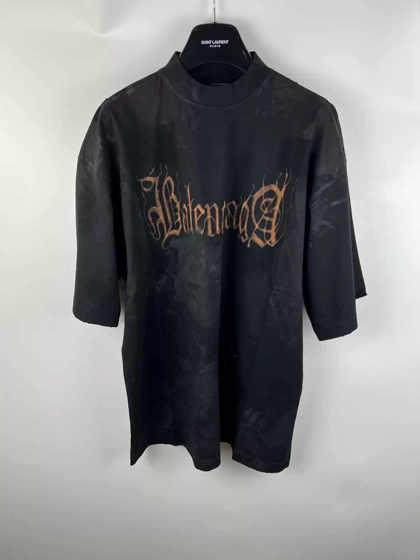 Balenciaga Balenciaga's Mud Wash Sanskrit Logo Short Sleeve Size US XS / EU 42 / 0 - 1 Thumbnail