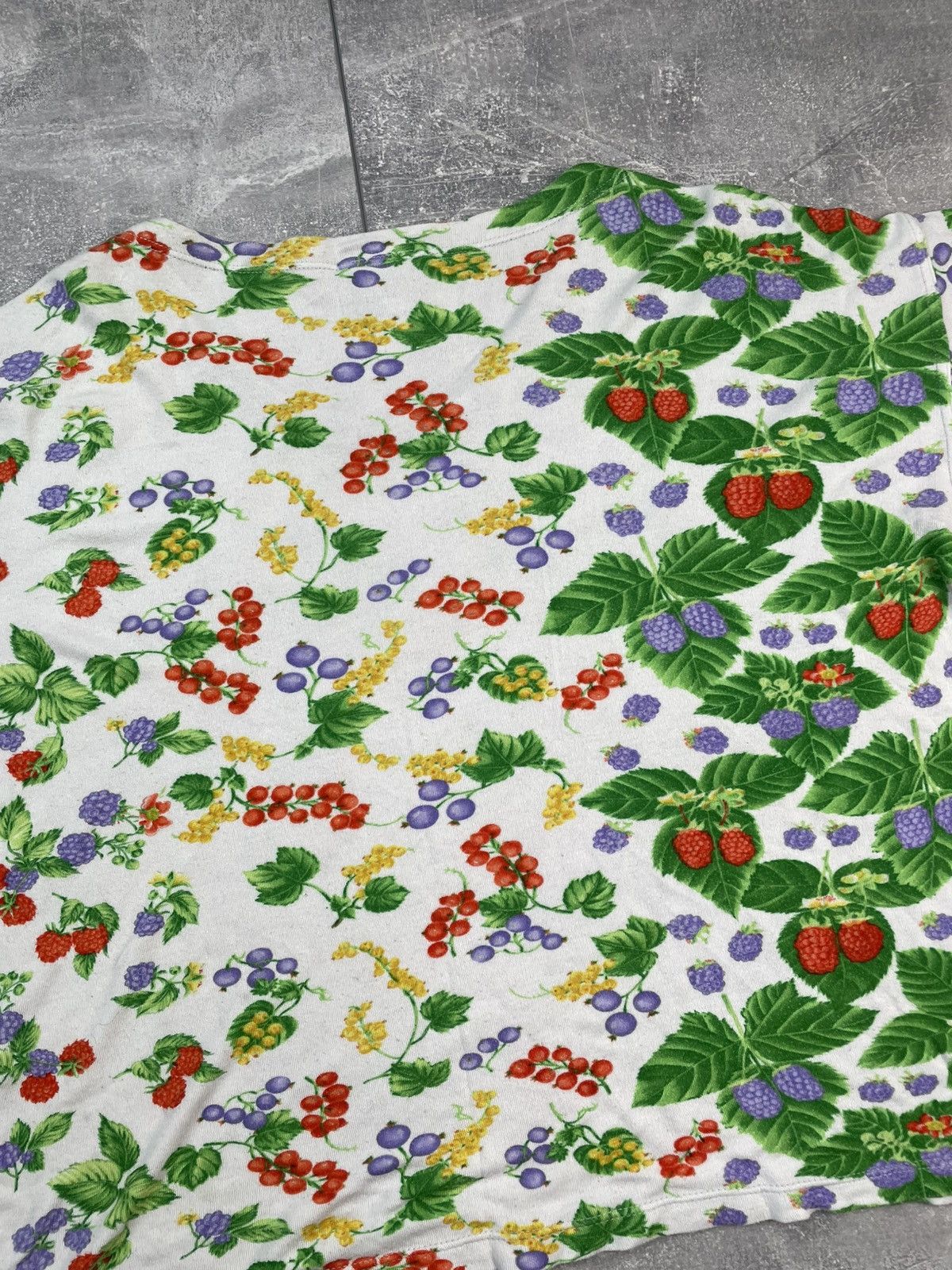 Versace Jeans Couture Versace Jeans Couture 90s Berry Fruit Print Viscose Shirt Size M / US 6-8 / IT 42-44 - 3 Thumbnail