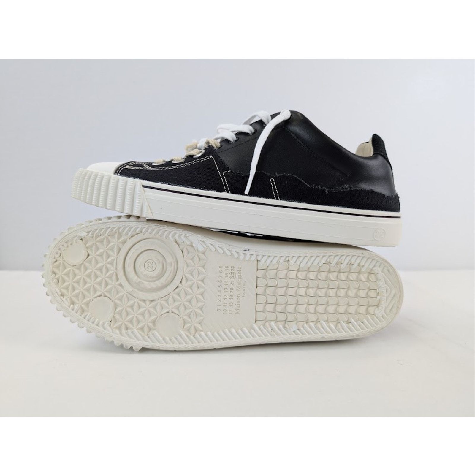 Maison Margiela o1rshd1 Evolution Low Sneakers in Black / White Size US 13 / EU 46 - 14 Thumbnail
