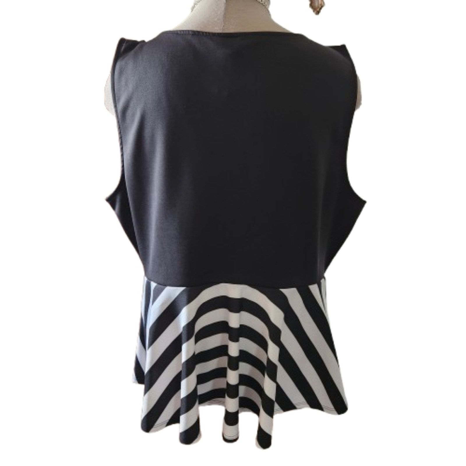 Torrid TORRID ☆ BLACK & WHITE STRIPED ☆ PEPLUM TOP ☆ 4x ☆ NWT Size 4XL / US 24-26 - 6 Thumbnail