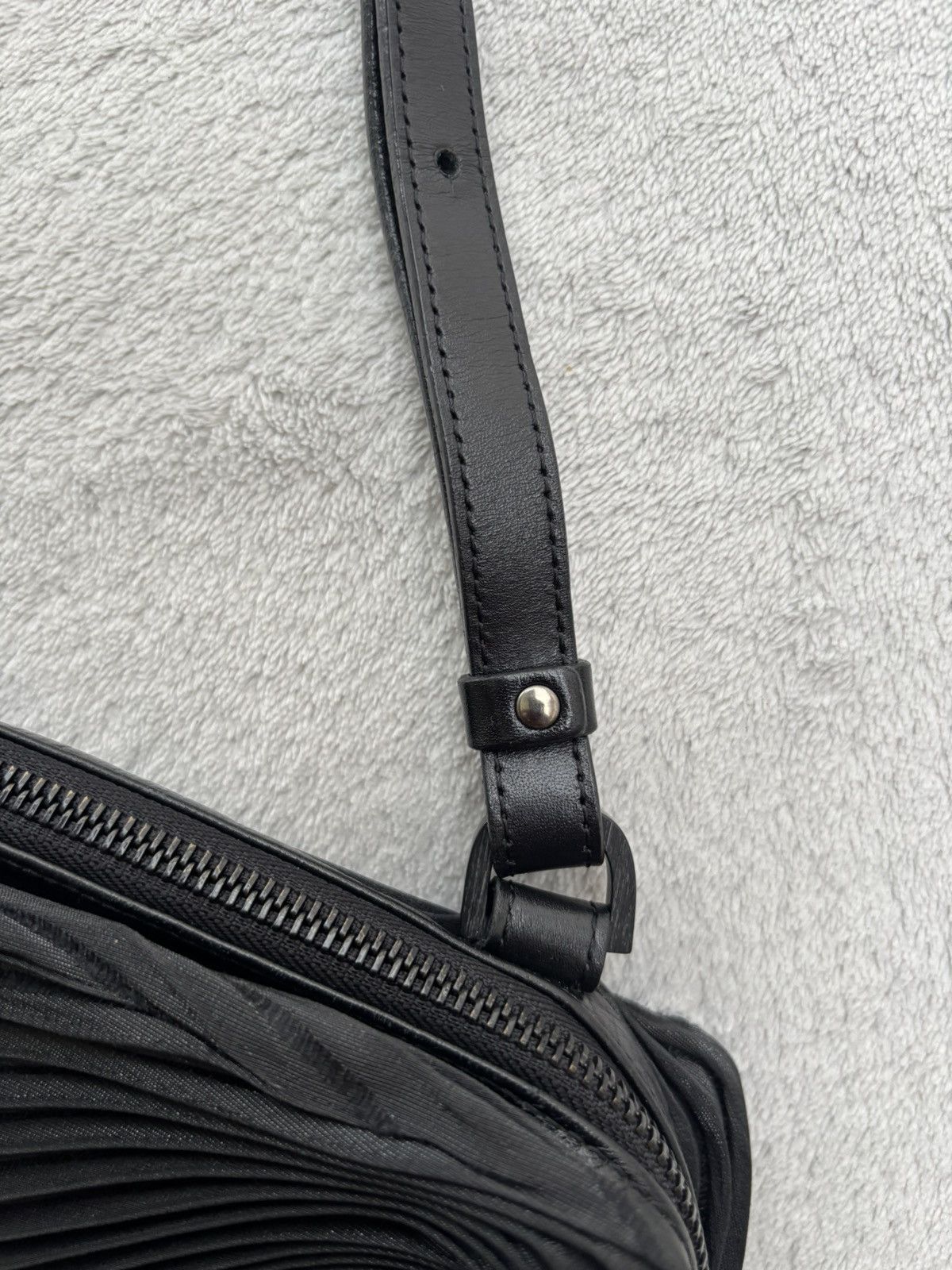 Issey Miyake Issey Miyake Meteorite Sling Bag Size ONE SIZE - 9 Thumbnail