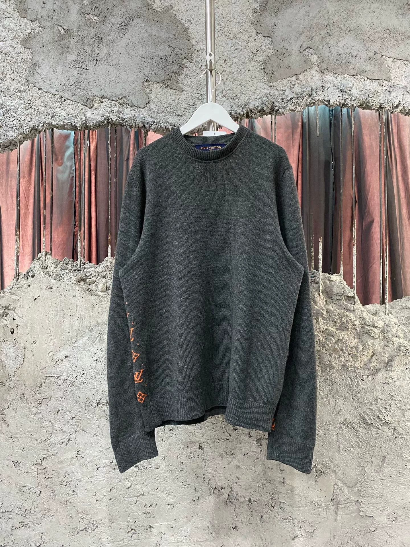Louis Vuitton louis vuitton logo sweater in gray Size US M / EU 48-50 / 2 - 1 Thumbnail