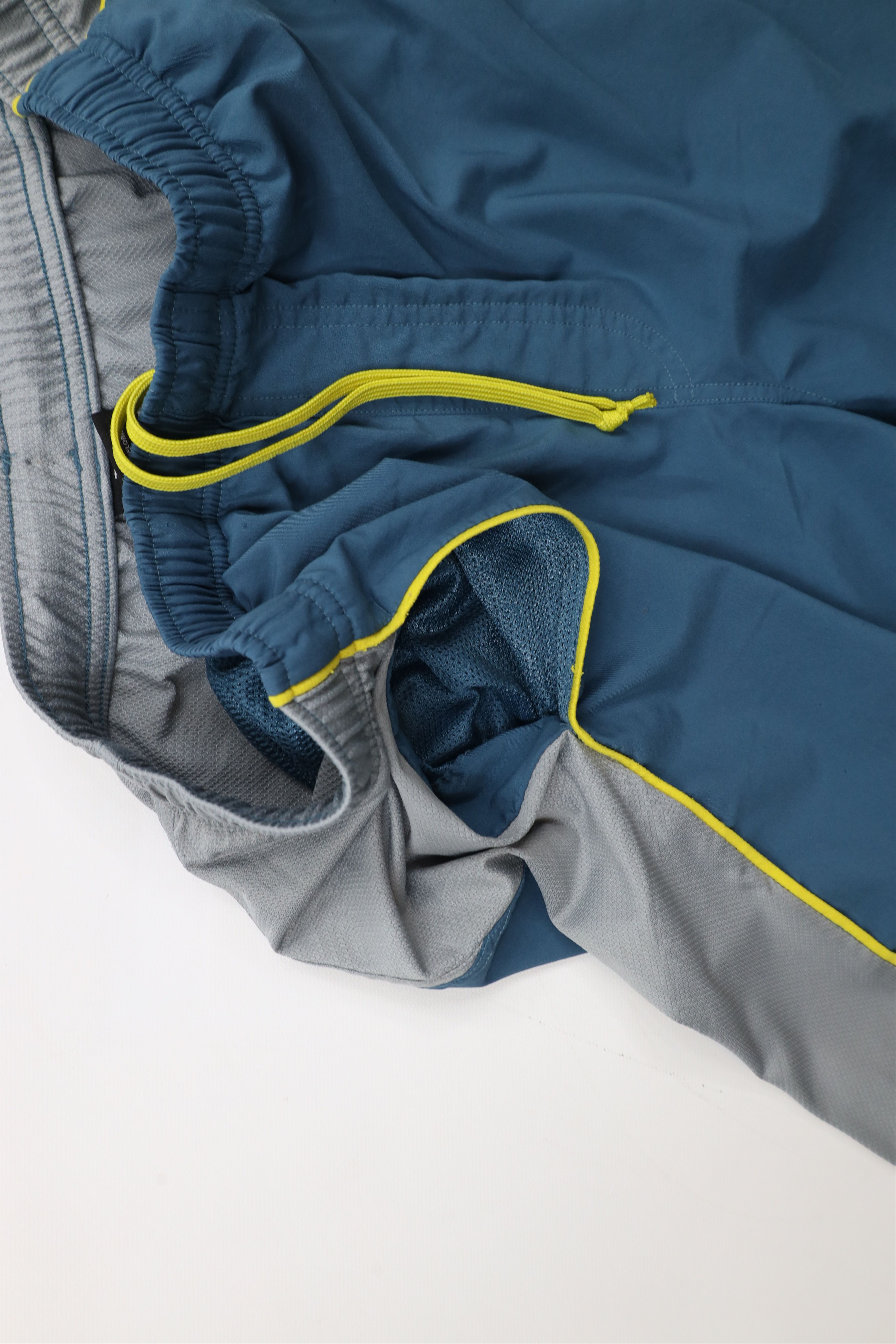 The North Face × Vintage Vintage Y2K The North Face Reflective Above Knee Shorts Size US 32 / EU 48 - 9 Thumbnail