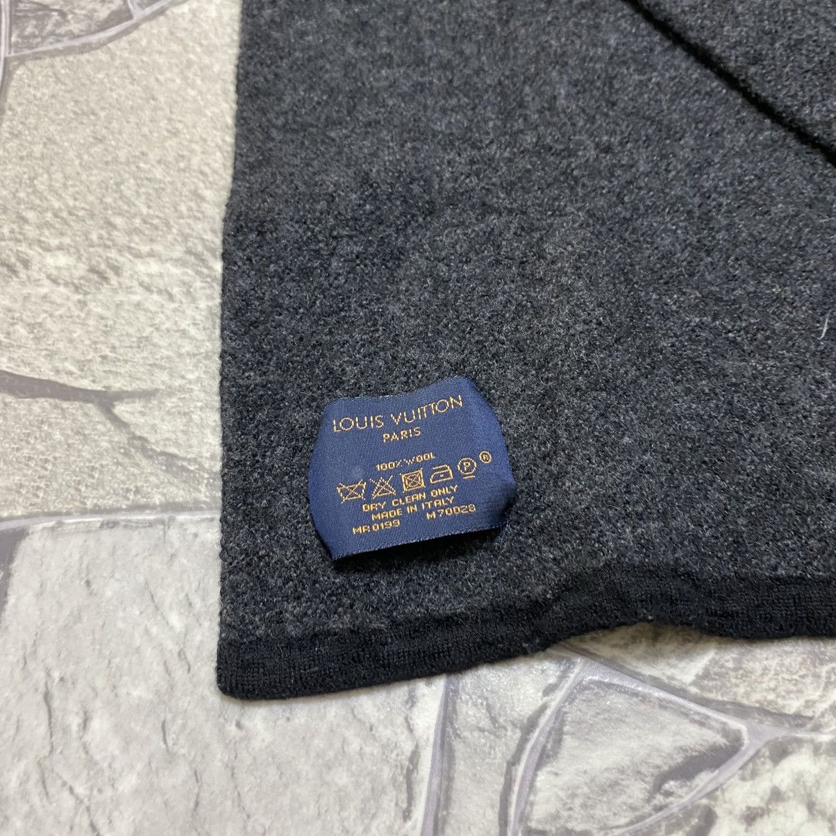 Louis Vuitton Louis Vuitton Scarf LV Logo Gray and Black Wool Size ONE SIZE - 5 Thumbnail