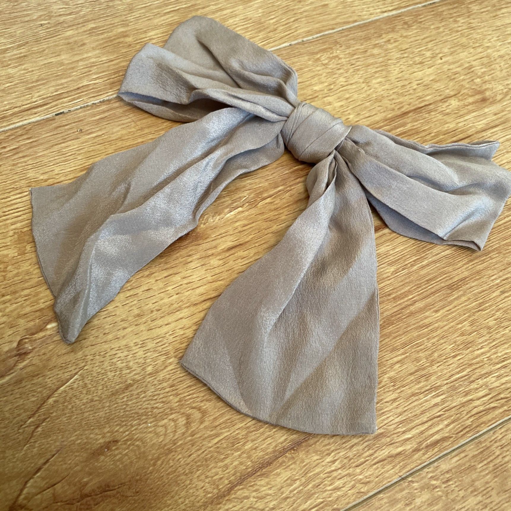 Liz Claiborne VINTAGE Liz Claiborne Silk Neck Bow Tie Pin Brooch Collar Accessories Preppy Women's Bow Pin Beige 90s Designer Multifunctional Size ONE SIZE - 4 Thumbnail