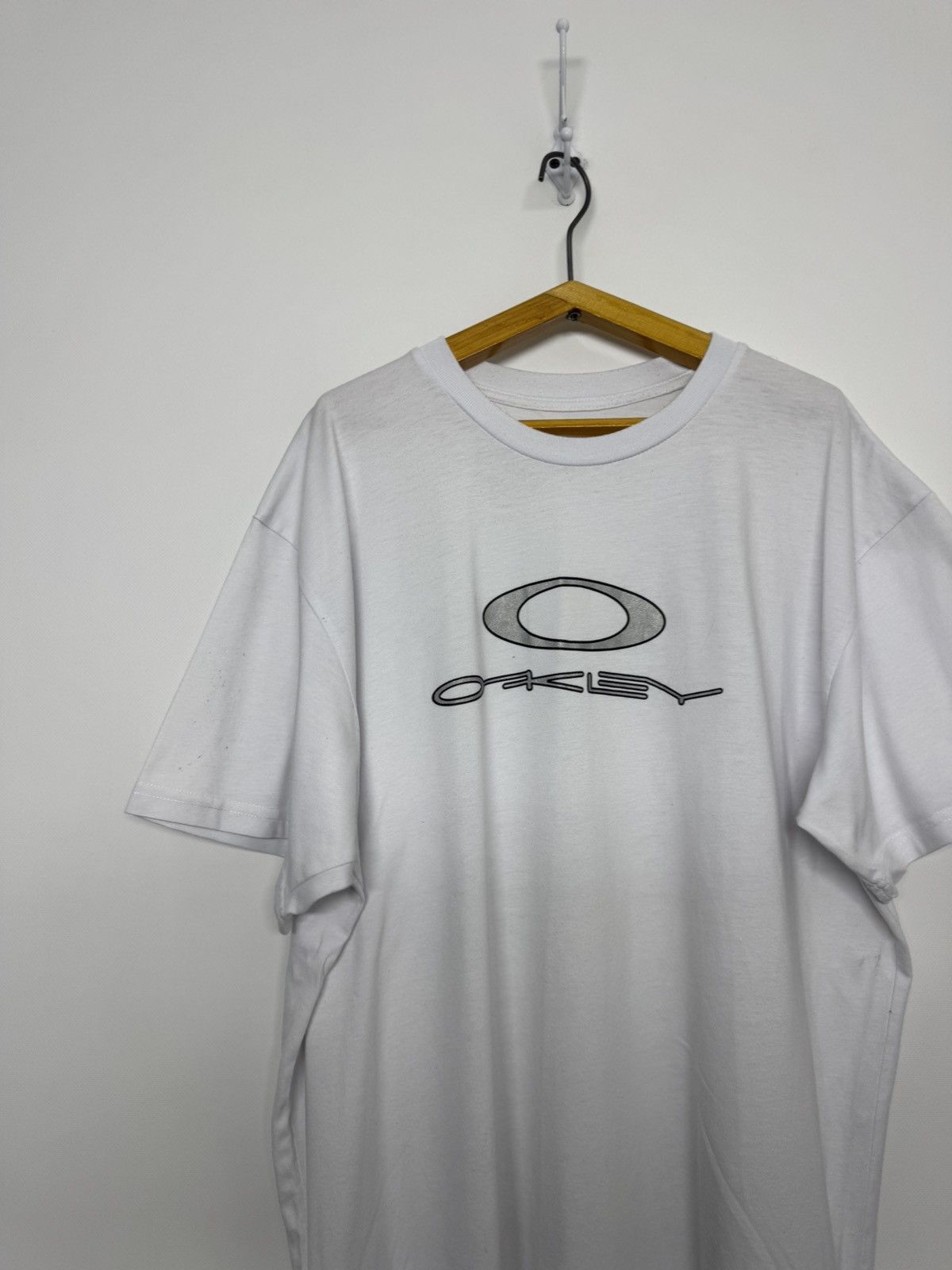 Oakley Vintage OAKLEY Center Logo T Shirt Hype Rare Gorpcore Size US L / EU 52-54 / 3 - 1 Thumbnail