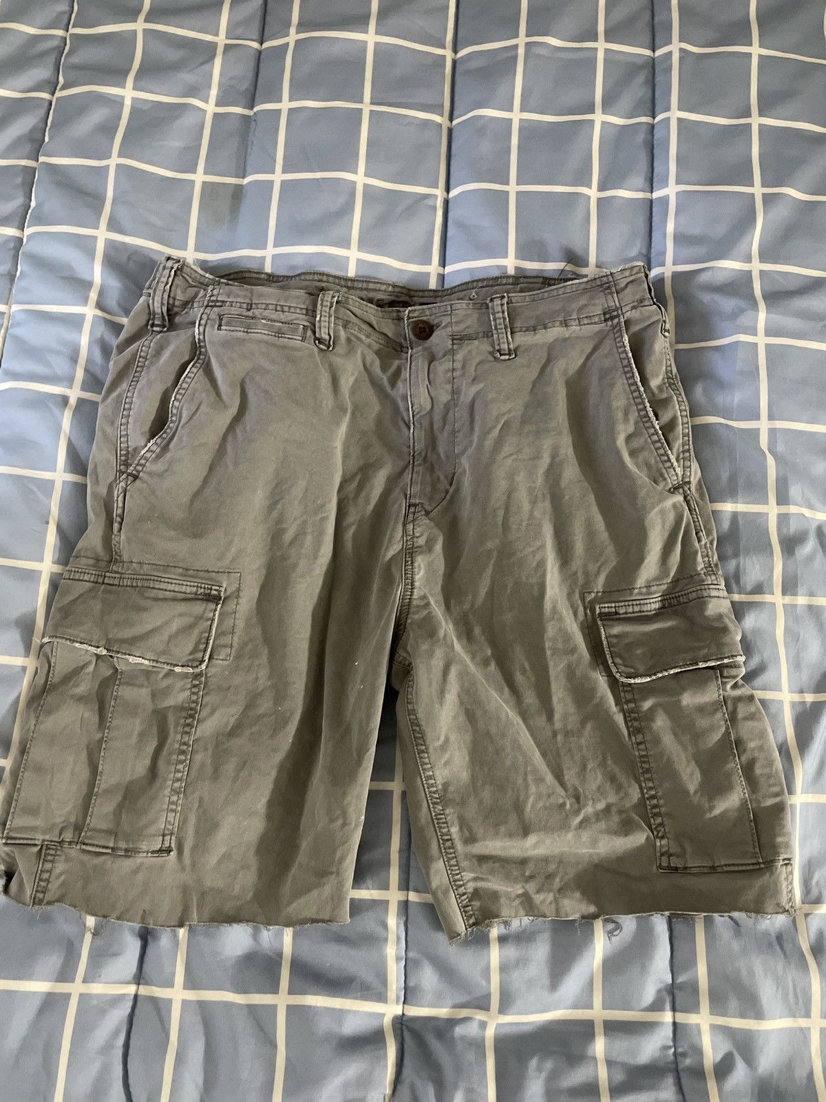 American Eagle Outfitters American Eagle Grey Cargo Shorts Size US 36 / EU 52 - 1 Thumbnail