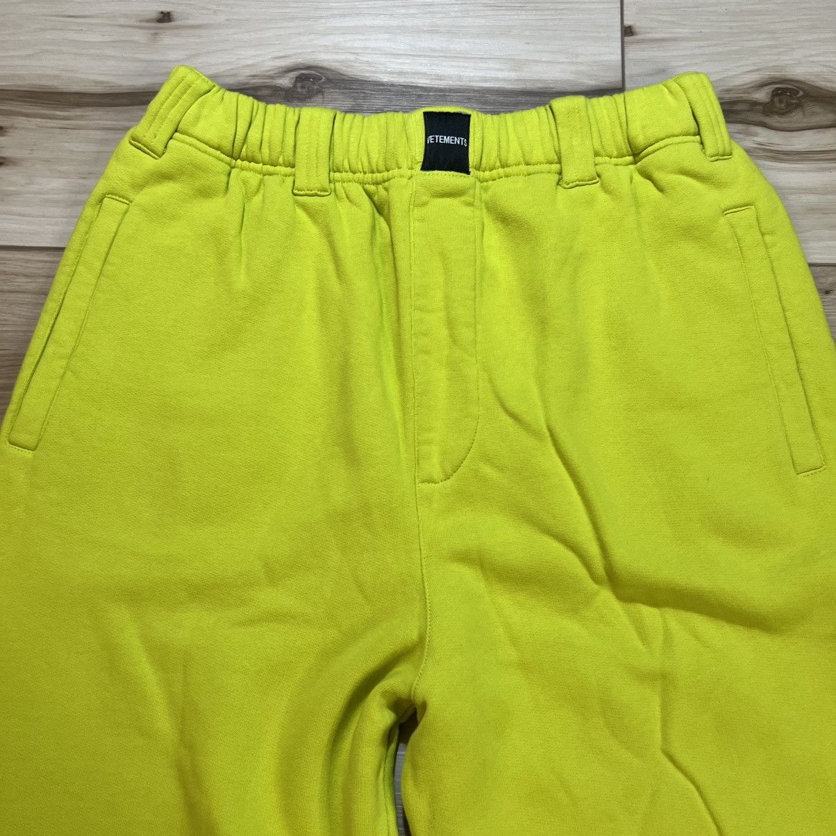 Vetements Vetements Sweatpants Neon Green Needle Logo Raw Hem Size US 32 / EU 48 - 6 Thumbnail