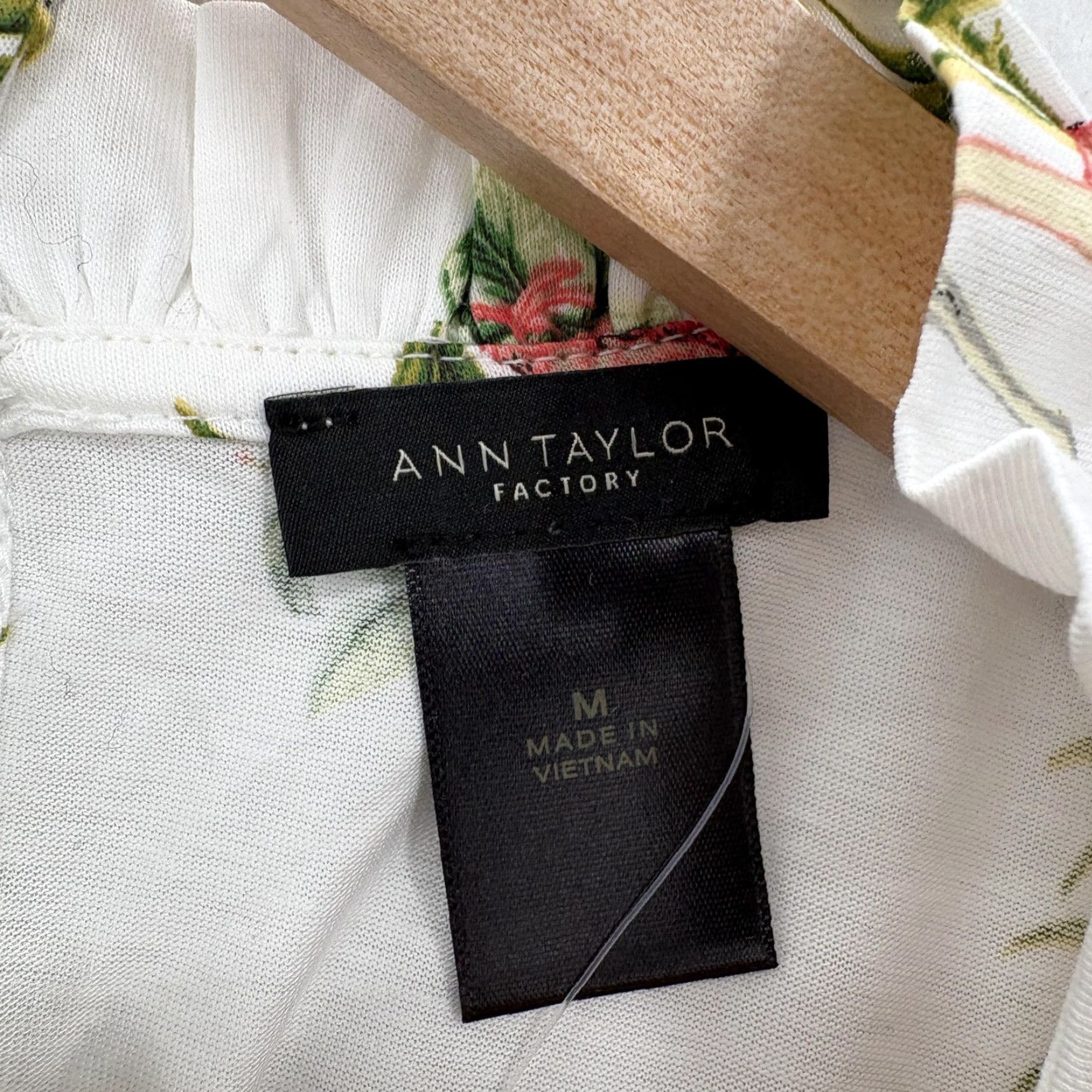 Ann Taylor Ann Taylor Factory Blouse Womens Medium White Floral Sleeveless High Neck Bird Tropical Jersey 100% Cotton Size M / US 6-8 / IT 42-44 - 3 Thumbnail