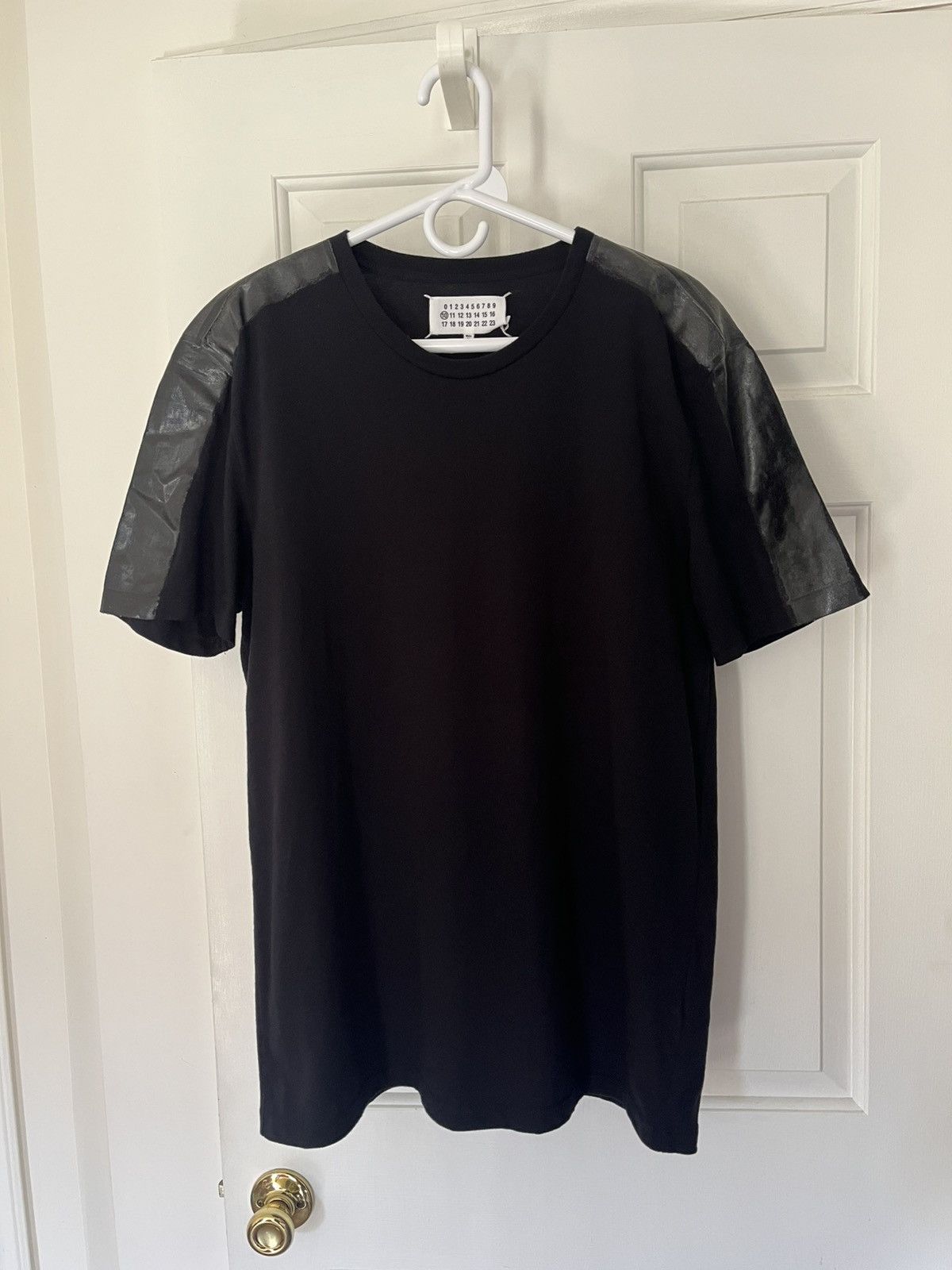 Maison Margiela Maison Margiela Painted Shoulder T-Shirt Black Size 50 Size US L / EU 52-54 / 3 - 1 Thumbnail