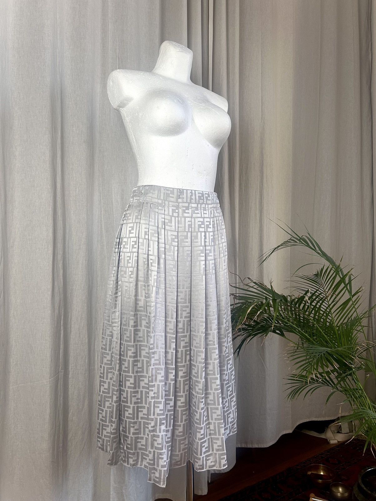 Fendi Fendi FF pleated silver midi skirt Size 26" / US 2 / IT 38 - 2 Thumbnail