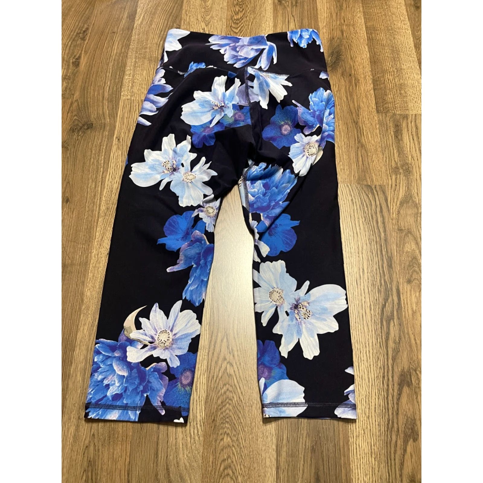 Old Navy VINTAGE? Old Navy Pants Women's Small? Black Blue White Capri Leggings Floral ACTIVE Shirt Size 28" / US 6 / IT 42 - 2 Thumbnail