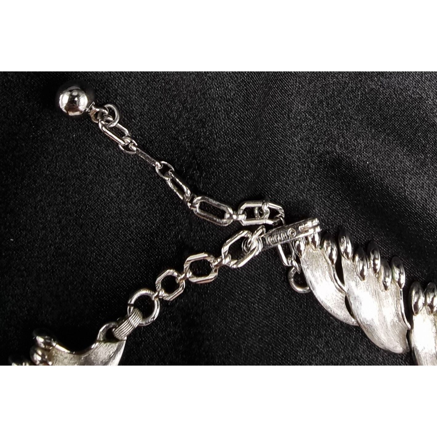 Vintage Vintage 1960's TRIFARI Signed Silver-Tone Leaf Necklace Size ONE SIZE - 4 Thumbnail
