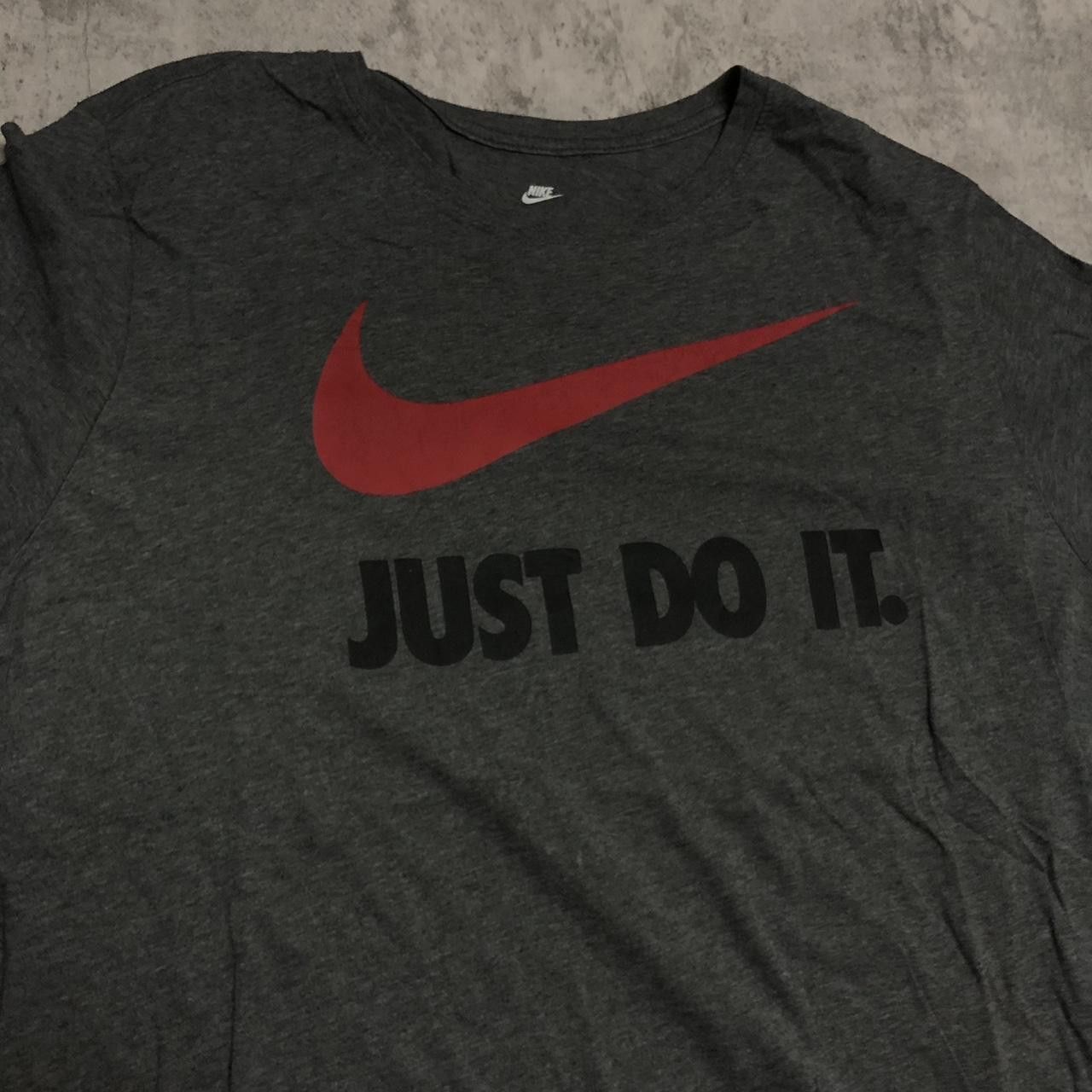 Nike Black Nike tee with red swoosh Size US XL / EU 56 / 4 - 2 Thumbnail