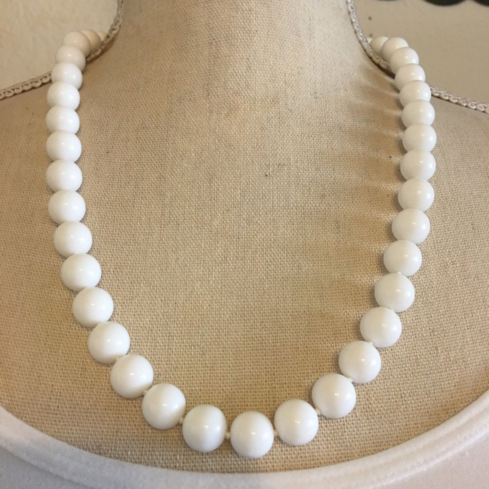 Vintage Vintage 70s knotted white glass bead necklace Size ONE SIZE - 1 Thumbnail