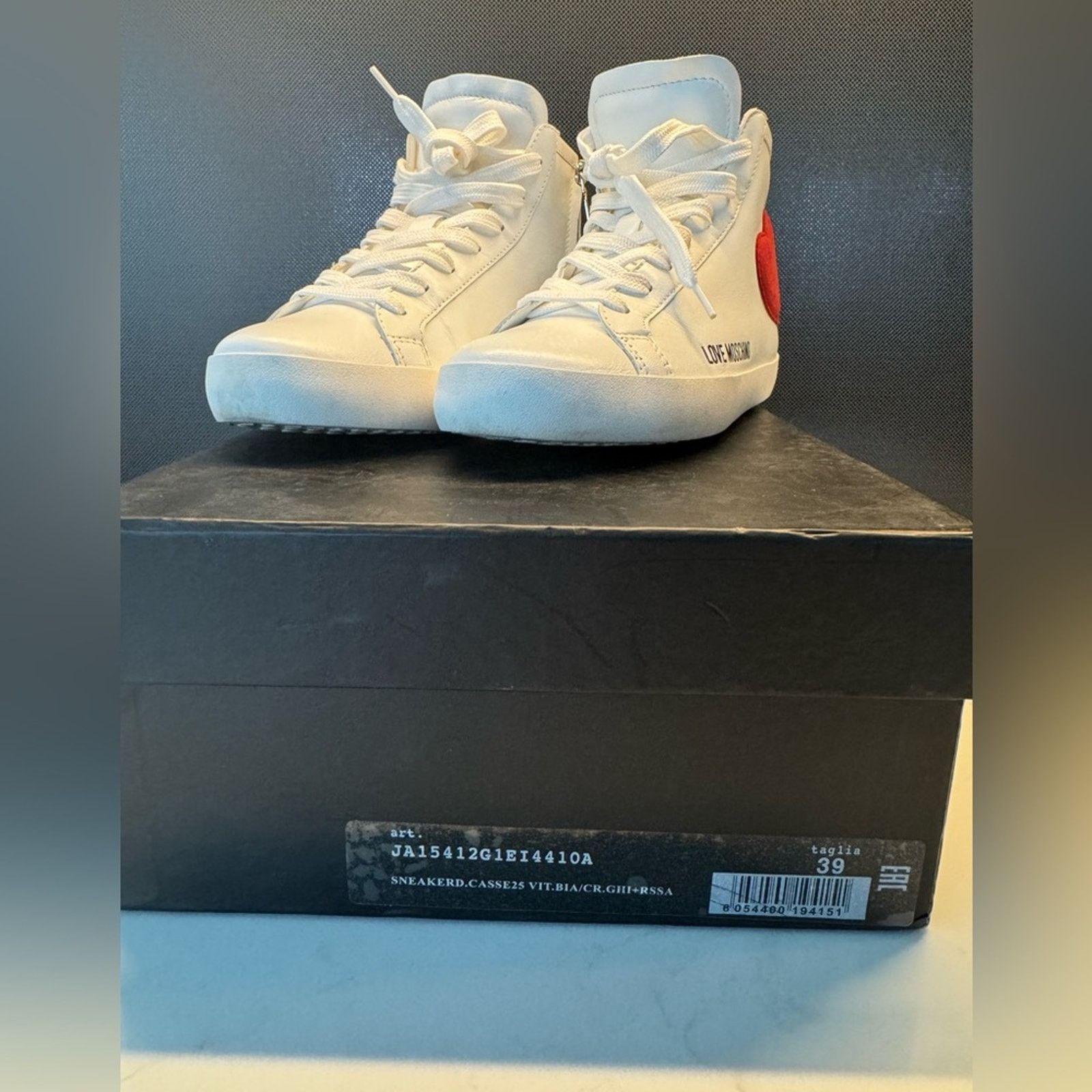 Love Moschino Love moschino high top sneakers white heart zip leather 39 Size US 9 / IT 39 - 6 Thumbnail