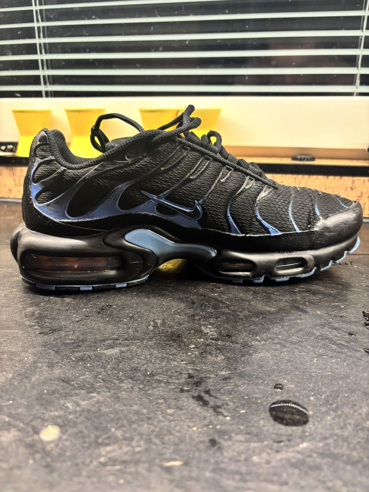 Nike nike air max plus black university blue Size US 7 / EU 40 - 2 Thumbnail