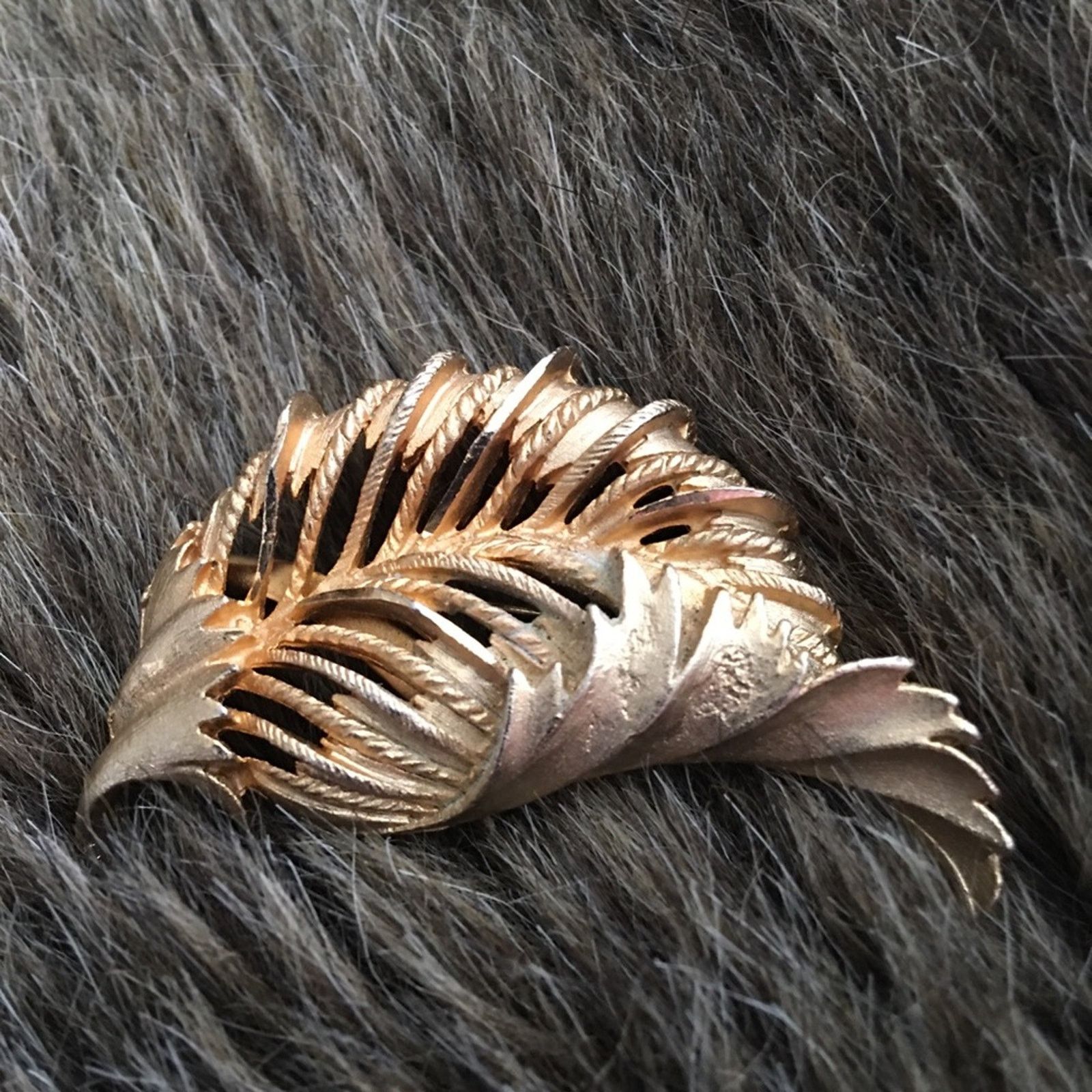 Vintage Vintage 80s gold tone textured leaf brooch pin Size ONE SIZE - 3 Thumbnail