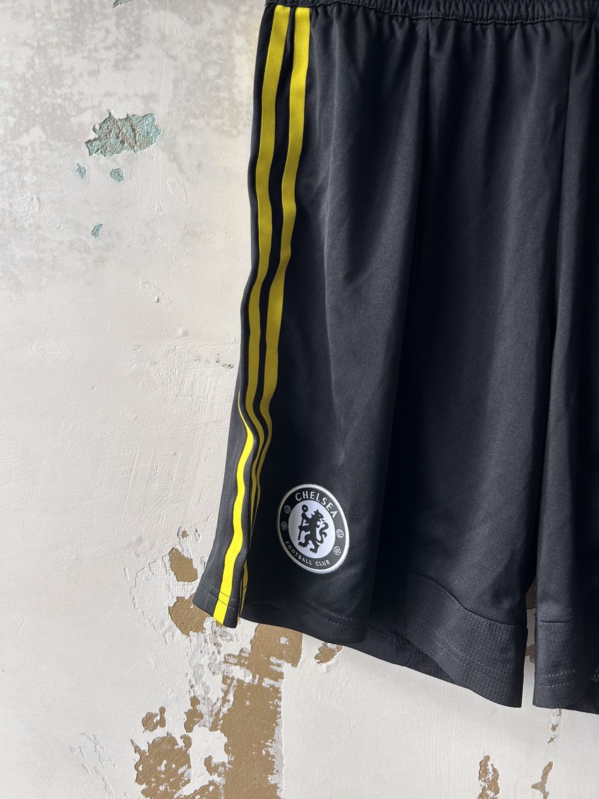 Adidas × Chelsea Soccer ADIDAS VINTAGE CHELSEA SHORTS Size US 32 / EU 48 - 2 Thumbnail