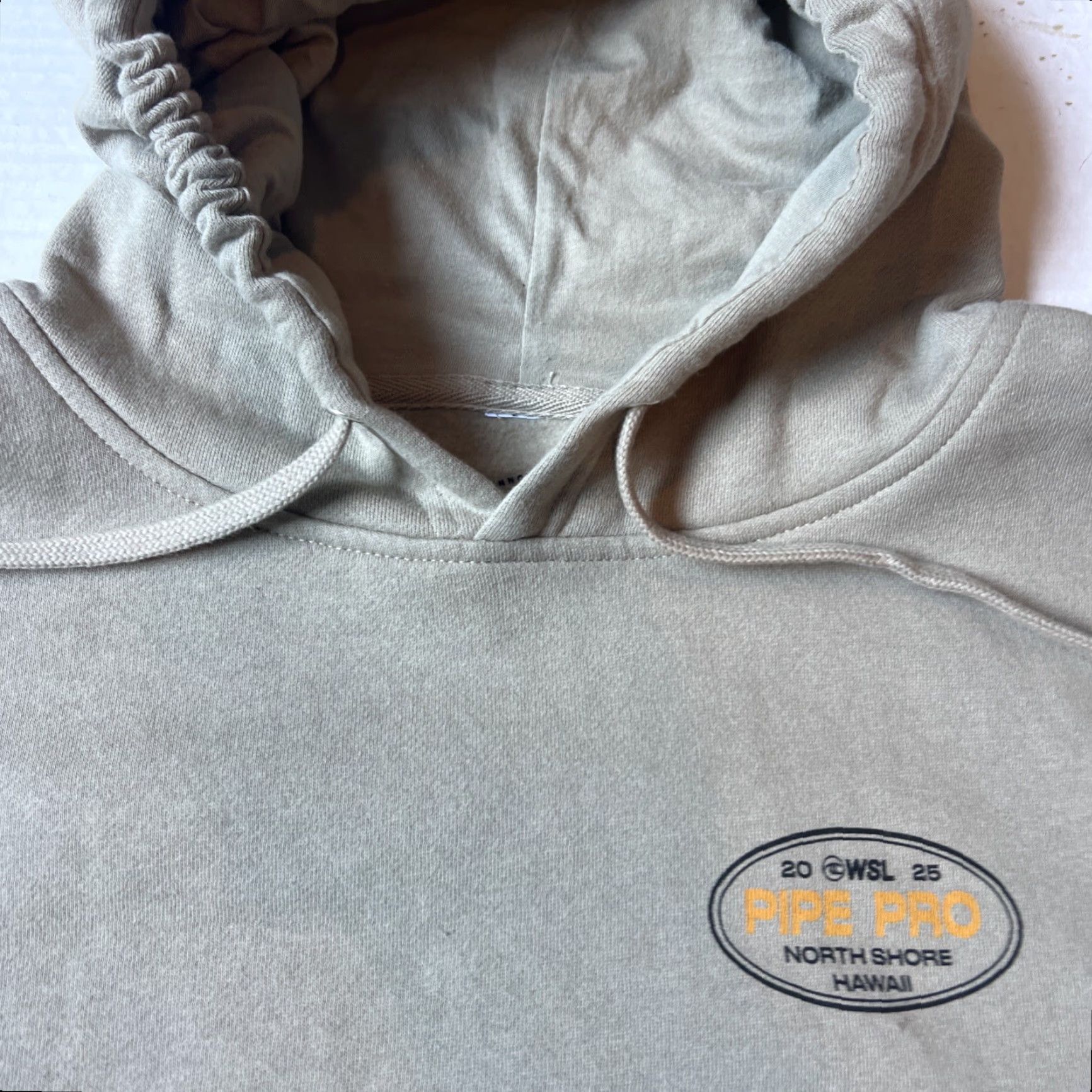 Vissla Vissla Hoodie Mens M Beige Graphic Print Logo Surfer Hooded Pullover All Seasons Beach Surf 2025 Pipe Pro WSL North Shore Hawaii New Size US M / EU 48-50 / 2 - 5 Thumbnail
