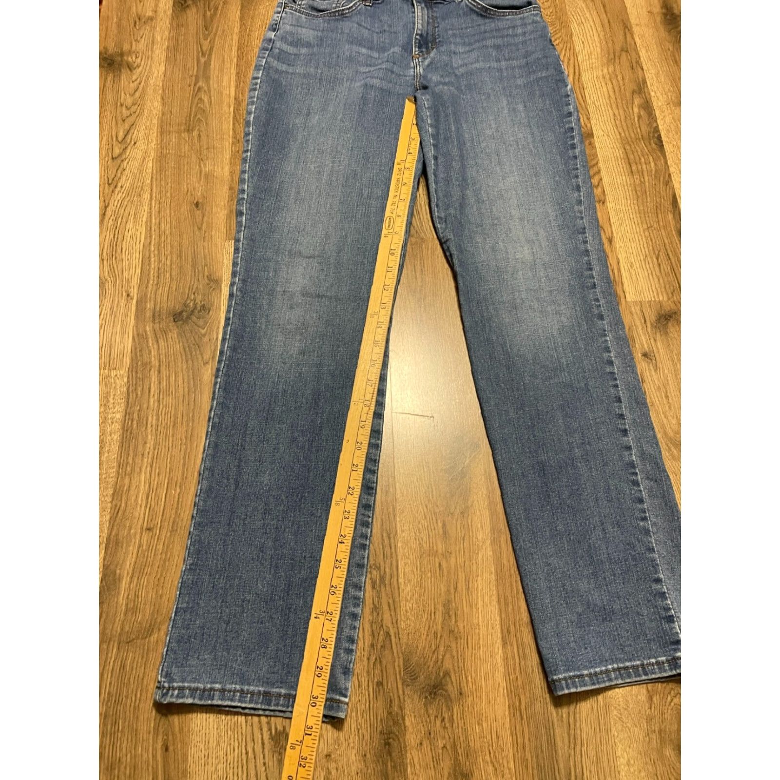 Lee **Lee Women's 28 Blue Denim Relaxed Fit Straight Jeans** User: Lee Women's 28 Blue Denim Relaxed Fit Straight Jeans Size 28" / US 6 / IT 42 - 5 Thumbnail