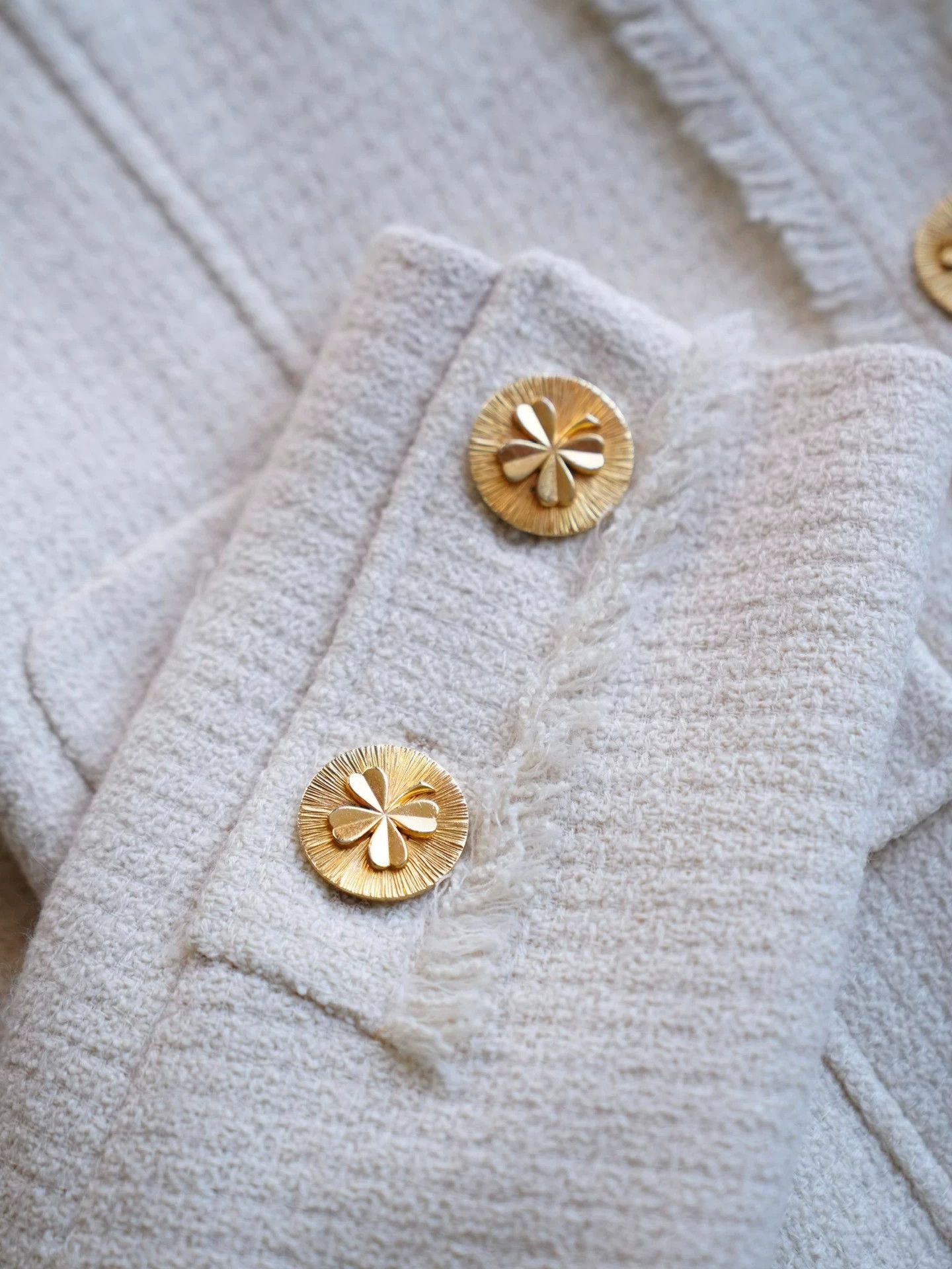 Chanel Chanel 1986 Runway Clover Gold Button Wool Tweed Suit Skirt Set Fr40 Size M / US 6-8 / IT 42-44 - 6 Thumbnail