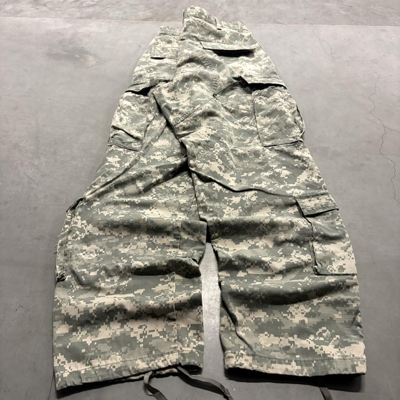 Vintage Crazy Vintage Y2K/2000s Baggy Camo Skater Grunge Military Cargo Pants! Size US 33 - 6 Thumbnail