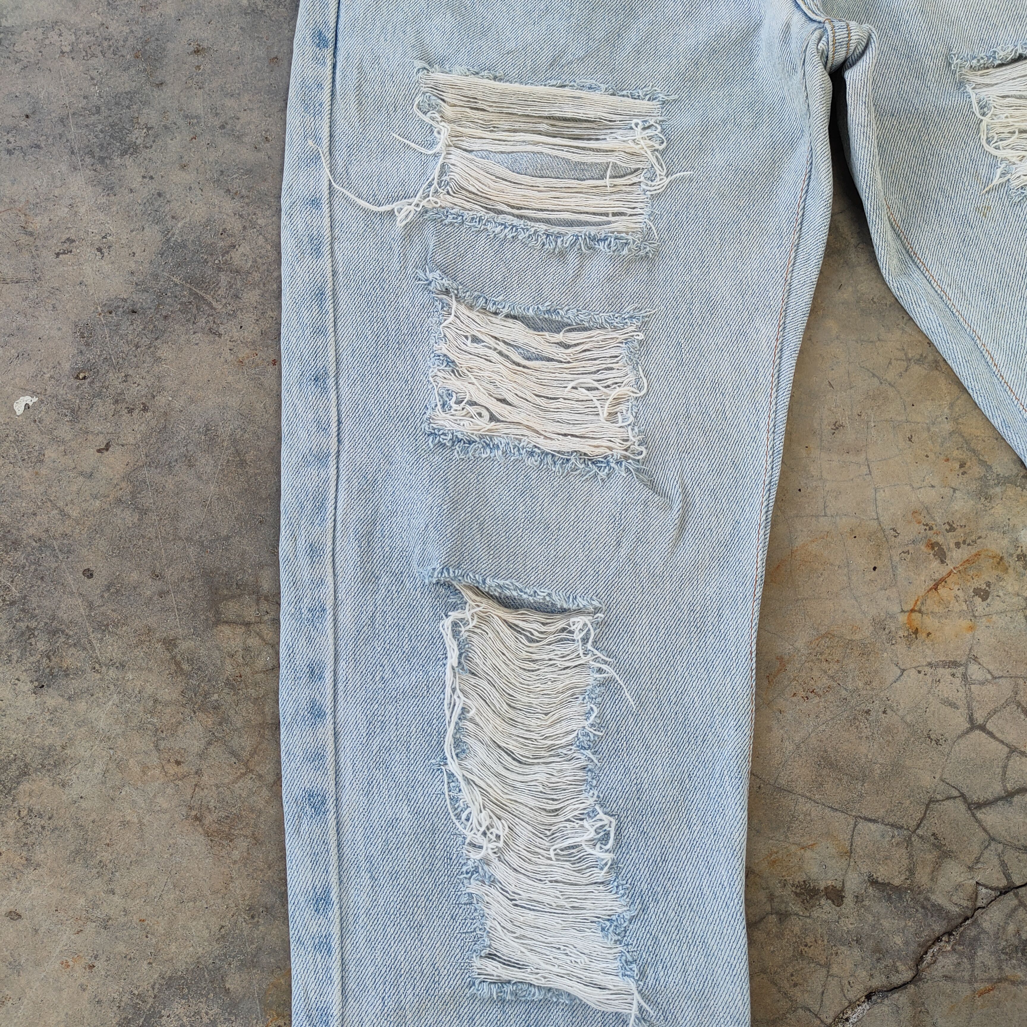 Levi's Vintage Clothing Vintage Levi's 550 Relaxed Fit light blue distressed Denim Size US 32 / EU 48 - 5 Thumbnail