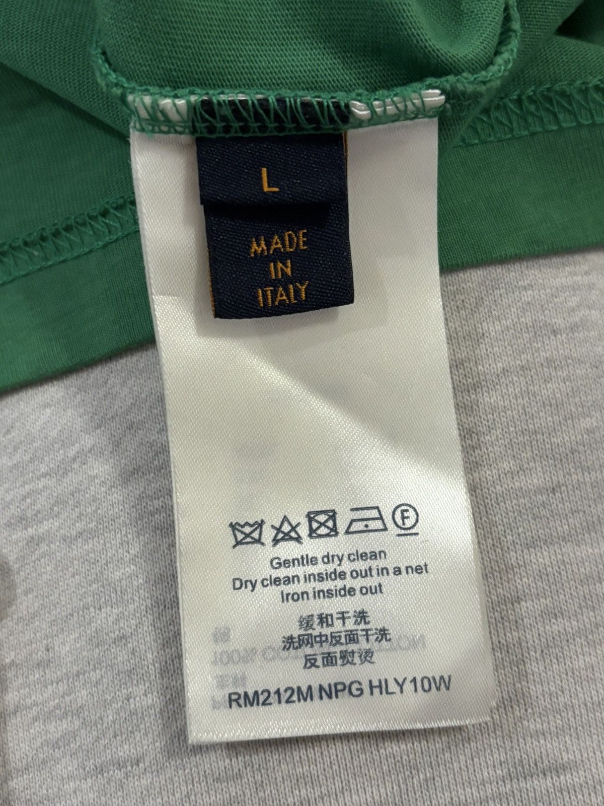 Louis Vuitton Louis Vuitton debossed green Tee Shirt Size Large Size US L / EU 52-54 / 3 - 4 Thumbnail