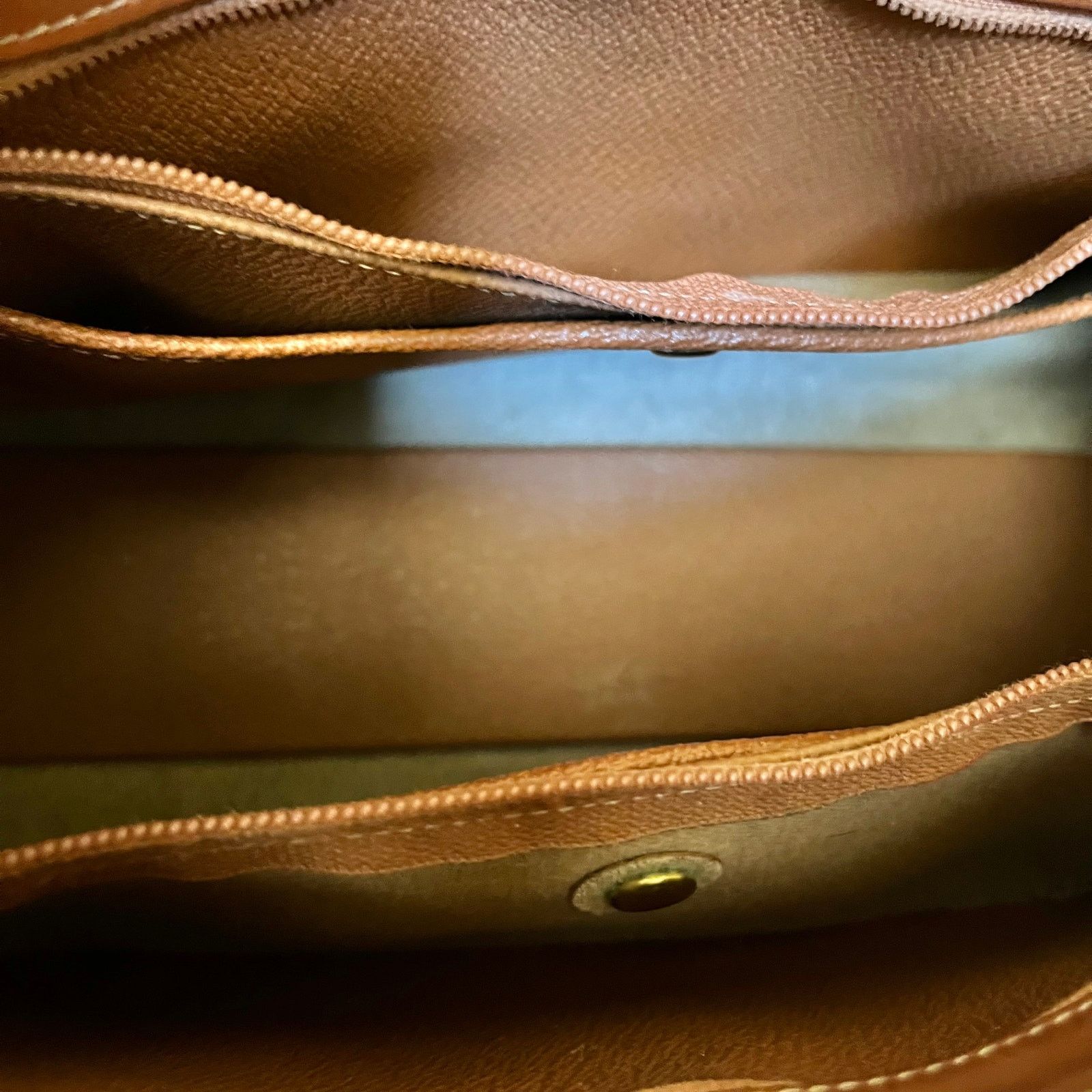 Dooney & Bourke × Vintage Vintage Dooney & Bourke Taupe AWL Classic Zip Top Bag #R19 Size ONE SIZE - 6 Thumbnail