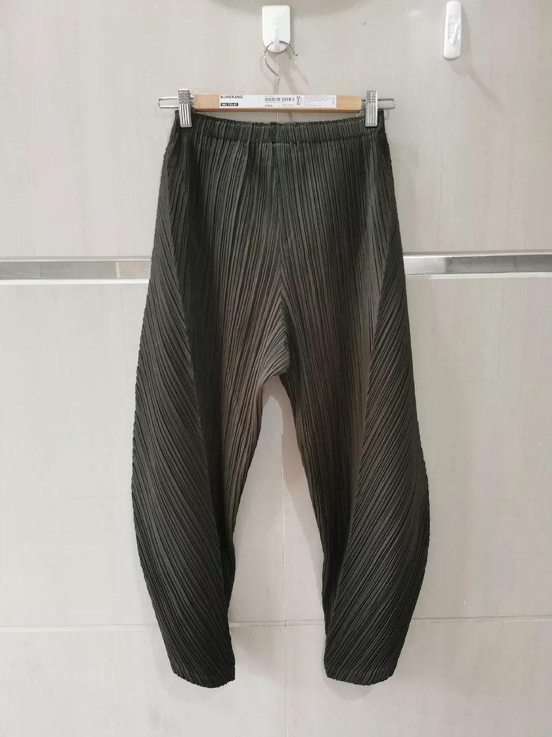 Issey Miyake Issey Miyake size:4 Dark green pleated trousers Size 23" - 2 Thumbnail